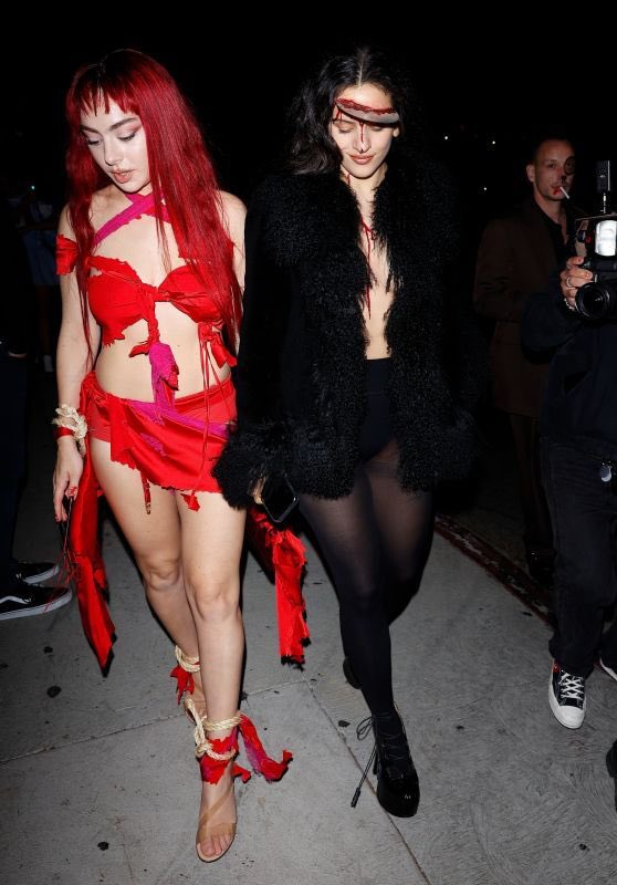 MOTOMAMlTOUR's tweet photo. Rosalía y Charli XCX llegando anoche a la fiesta de Halloween de Kendall Jenner. https://t.co/3WuvHTUyCq
