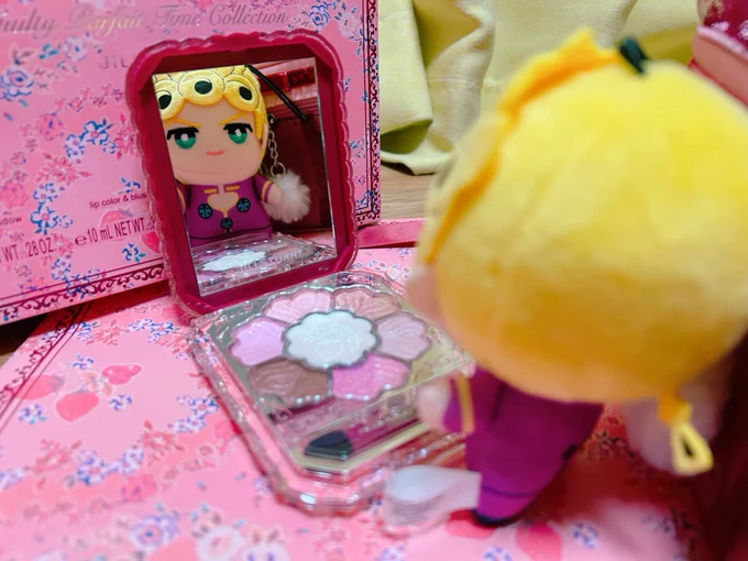ジルのコフレ届いてた〜めちゃ可愛い…こんな可愛いものを私が持ってて良いのだろうか…パレットでか!あと最初から付属してたかのように推しぬいと色がベストマッチ 