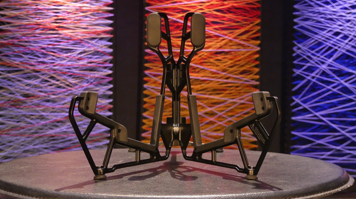 The lightweight and portable Xvive G1 Butterfly guitar stand keeps your guitar stable anytime, anywhere. 🎸✨ 
👉xvive.com/audio/product/…
#Xvive #GuitarStand #MusicFreedom #MusicianLife #GuitarGear #StageReady #PortableStand