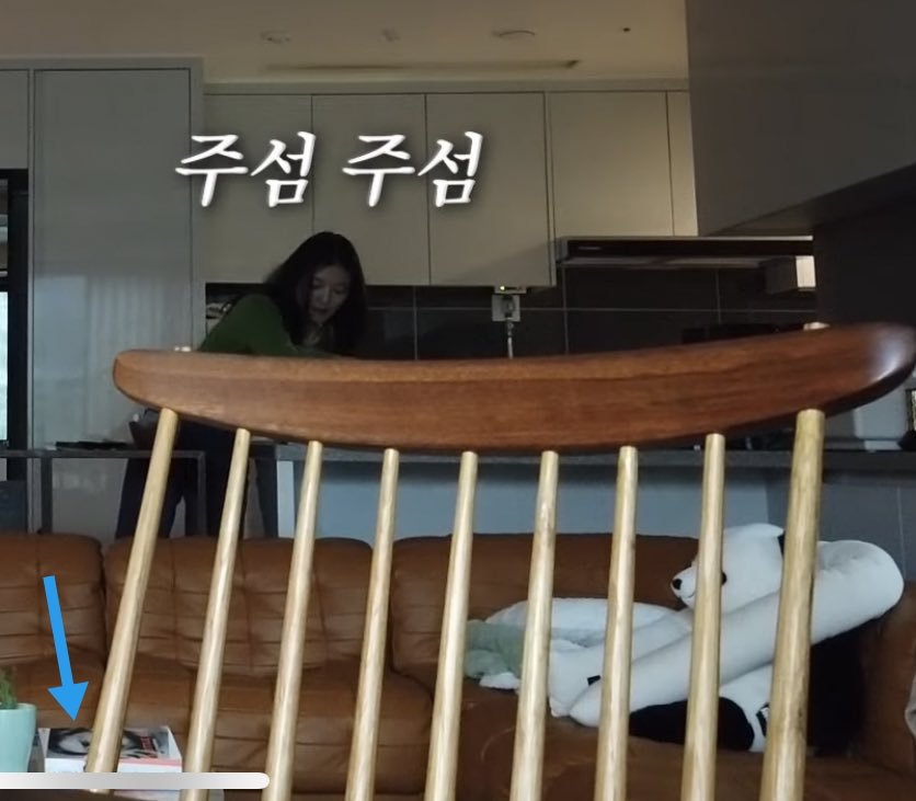 _JustAyu's tweet photo. aside from the panda doll in YJ most recent vlog, I saw a book on the table that looked to be A Little Life by Hanya Yanagihara. I wasn't expecting her to read a book I considered weighty. 😅🤭 She's pretty cool!⠀
⠀
#KimYooJung https://t.co/XCIuFuXT0O