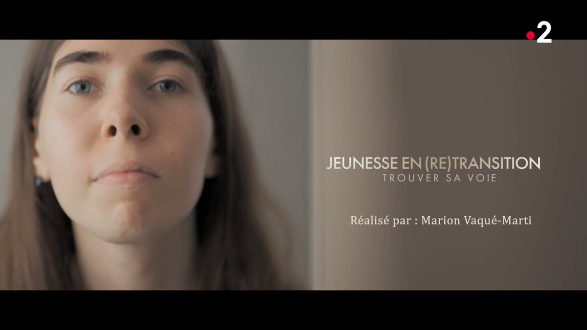 EtreTrans's tweet photo. 🇫🇷Détransition de genre : le temps des regrets s’exprime sur France 2 @FranceTV.
▶️Dans « Jeunesse en (re)#transition, trouver sa voie », on suit notamment le vécu d'Emma, 20 ans, née fille♀️. Garçon manqué dès sa naissance, adolescente qui ne supportait pas de voir son corps changer, elle a entrepris dès 14 ans les démarches pour devenir un garçon♂️(#transgenre). 

Un an plus tard, elle a commencé la prise de #testostérone. À 16 ans, elle s'est fait retirer la poitrine (#mammectomie bilatérale). Après deux années en tant que Nathan, cette étudiante en art est tombée en #dépression. Aujourd'hui elle exprime des regrets d'avoir perdu une partie de son corps, d'être allée si loin dans le processus.

▶️Au-delà du cas d'Emma, ce documentaire met en évidence les possibles effets pervers de l'approche « transaffirmative », mise au point il y a trente ans aux Pays-Bas #DutchProtocol et en vigueur depuis 2013 en France dans les unités spécialisées. 

Au #CHRU de Lille, où il suit quelque 400 jeunes patients (et dont 400 autres sont en liste d'attente), le Pr François Medjkane* applique ce protocole à la lettre ; pas question, donc, de remettre en cause la parole d'un adolescent qui vient consulter. 

« Quand ils osent me dire : “Je me sens garçon” ou “Je me sens fille”, ça me paraît fondamental de les croire », soutient le médecin, tout en affirmant qu'il n'y a « aucun examen clinique » pour vérifier ce « sentiment intime » d'appartenance à un genre. 

Face à une jeune fille venue le voir pour la première fois et voulant démarrer un processus de masculinisation, le professionnel de santé lui répond ainsi : « On voit ce dont tu as besoin et on voit en termes de techniques médicales ce qui pourrait aider à te sentir le mieux possible. »

ℹ️*Pr François Medjkane : médecin pédopsychiatre à l'Hôpital Fontan 1 et 2 du @CHU_Lille mais il est aussi secrétaire général de l'association #trans-affirmative Trans Santé France @TransSanteFr connue aussi sous le sigle #FPATH qui prône l'affirmation de genre des adolescents, la non binarité ou encore la nullification #eunuque.

@JacobEtienne @Le_Figaro, 30/10/2024
 
👉https://t.co/AcqTGbnchy

ℹ️Replay - Documentaire de la réalisatrice Marion Vaqué-Marti diffusé sur France 2 le 29 octobre 2024.
https://t.co/FABx3LbX3I

#Sofect #CHU #transgenre #transidentité #genre
@TransSante @EEHUL @lillefrance #transmania
@leplanning @RebellesDuGenre @feminicidesfr
@AssociationPEC @CParents04 @YpomoniFR
@OSirene @soseducation @JuristePLE 
@wdi_fr @MamansLouves @Papas_Loups
@DILCRAH @HAS_sante @gdarrieussecq 
@Sante_Gouv @lesRep_Senat @Margueritestern
@MullerBronnL @LaurenceTrochu @SyndicatFamille
@regardsdefemmes @AssembleeNat 
@AGenetet @gdarrieussecq @ArianeBilheran
@THEVENONPierri1 @pierrevalentin @mbockcote
@Coll_Nemesis @YohanPawerF @LgbNOTqueer
@ZestdeGravity @casauxnicolas @LGBTantipass
@WORIADS_eu @LecollectifLGB @martindufresne @fe_roux @MoulineJeanne @Pauline_Arrighi