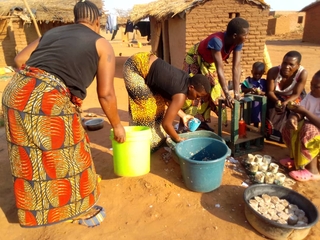 MudziProject's tweet photo. One of our  main objectives  is to empower women, by helping them source income or their day to day life, opening up small businesses, use of sustainable energy to keep them safe from respiratory problems due to the excessive toxic smokes from the traditional methods of coking. https://t.co/Y6m5bOaPmj