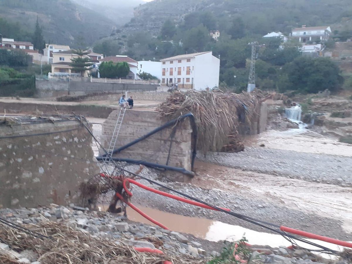 ManezIrene1's tweet photo. @Generaldepie_ Héctor, esto es Sot de Chera. Ahora con el peligro añadido de la rotura de la presa del Pantano de Buseo. Necesitan ayuda!!!!!! https://t.co/XHxILfPD0D
