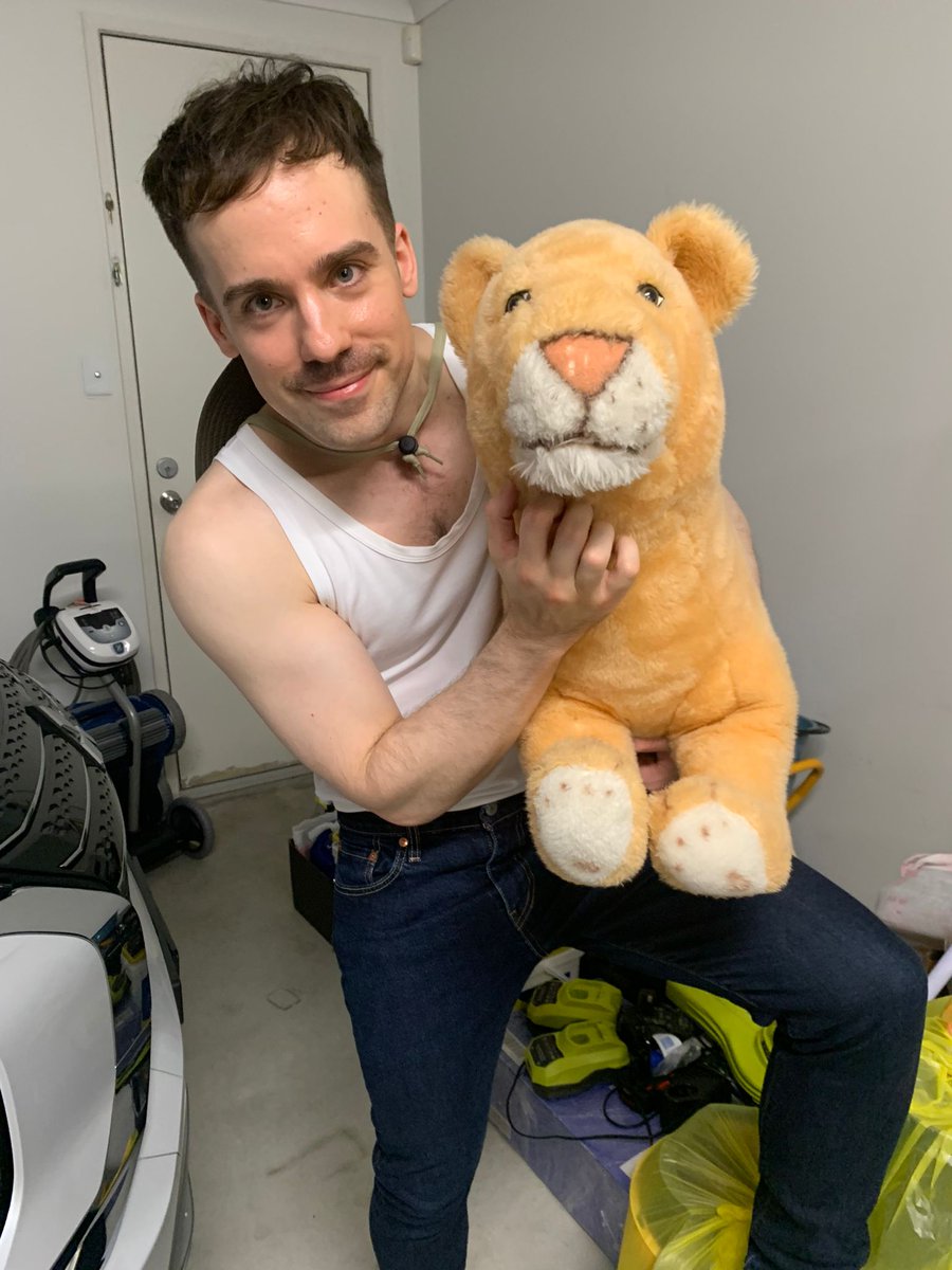 whoismaikee's tweet photo. Exotic animal owner https://t.co/hgMJNl0ZtD