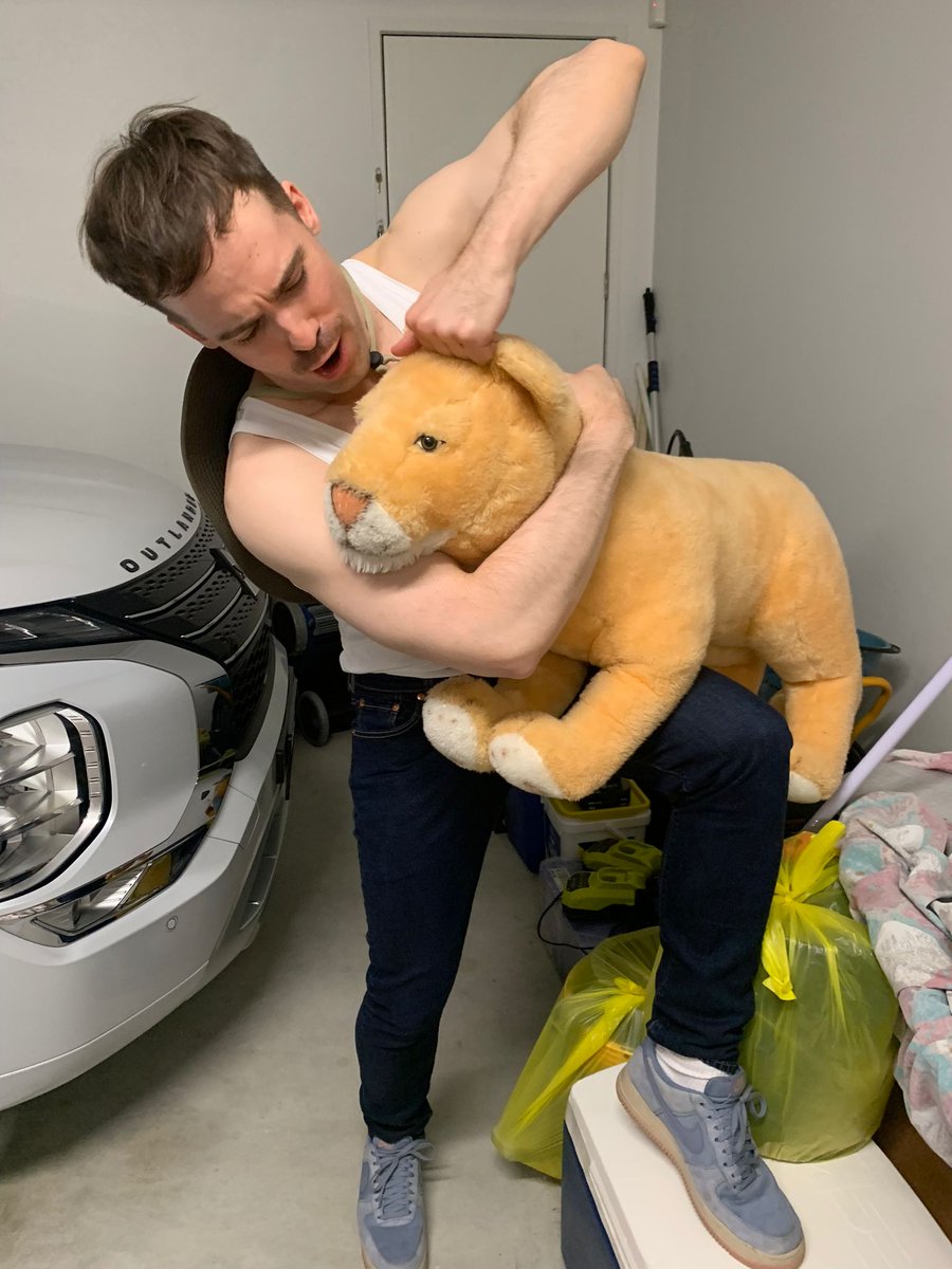 whoismaikee's tweet photo. Exotic animal owner https://t.co/hgMJNl0ZtD