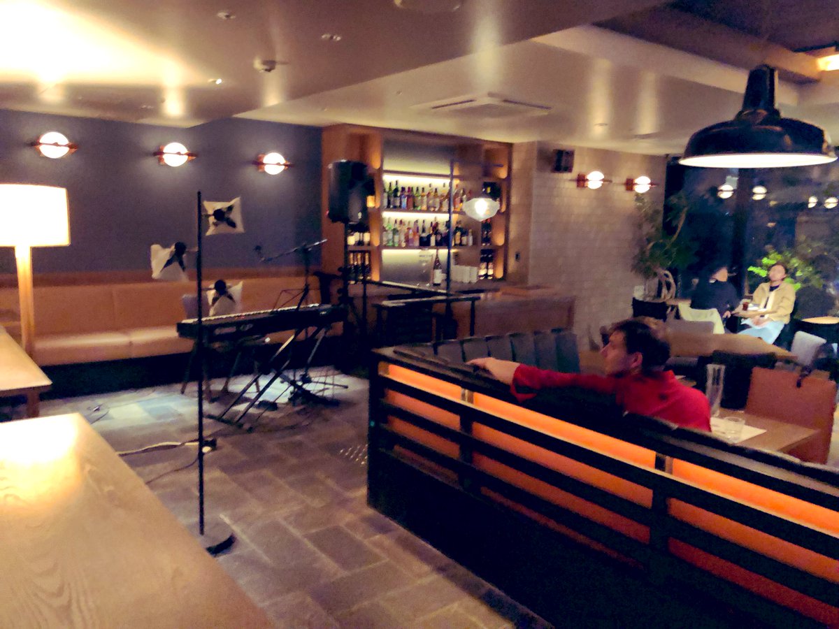 yukihatakeyama4's tweet photo. 今日は #BLUEBOOKScafe 京都
来てます
Friday MUSIC NIGHT
本日11/1 19時〜/21時〜 の2回演奏ソロ弾き語り。
ブルーノート東京がプロデュースしてる空間なんですって。
照明が素敵💓
食事も美味しいです✨ https://t.co/iNxeVGuPuW