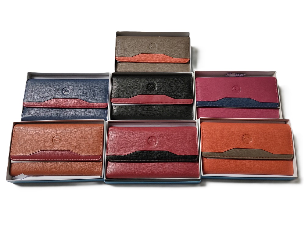 CueffMarc's tweet photo. A SAISIR !!!!
Remise de 15 %  sur le portefeuille cuir femme type compagnon tout-en-un - chéquier - stylo – monnaie – cartes etc..  de la marque cheval G.Z
Offre valable du 1 au 7 novembre 2024 selon le stock disponible  https://t.co/QJUvSKd2VI
ou me contacter au  06 21 48 91 37 https://t.co/8LfMqFoCze