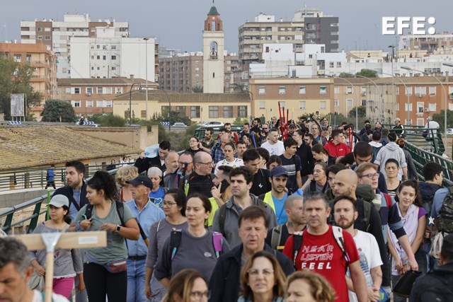 An incredible photo: the people of Valencia organising amongst themselves emergency assistance for the worst hit areas.

Hundreds of people carrying buckets, shovels, brooms, mops, water &amp; shopping trolleys full of food set off on foot from the city to the outskirts this morning