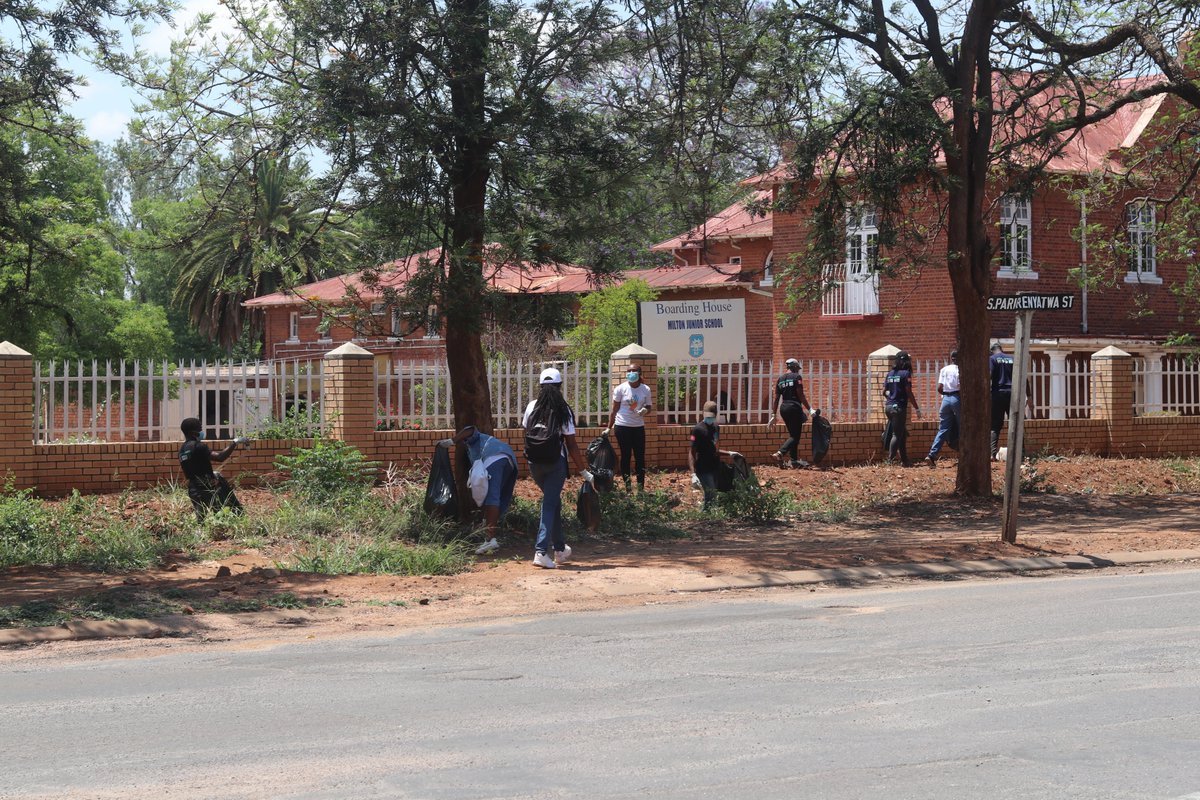 BVTOrg's tweet photo. Determined to get everyone involved in getting @CityofBulawayo  #clean , our #urbanfutures #youth tracked down to #Parirenyatwa street were we have a line of primary schools who we want to learn from and copy their Clean Up efforts. 

#forwardwegrow https://t.co/a2rtBeAS58