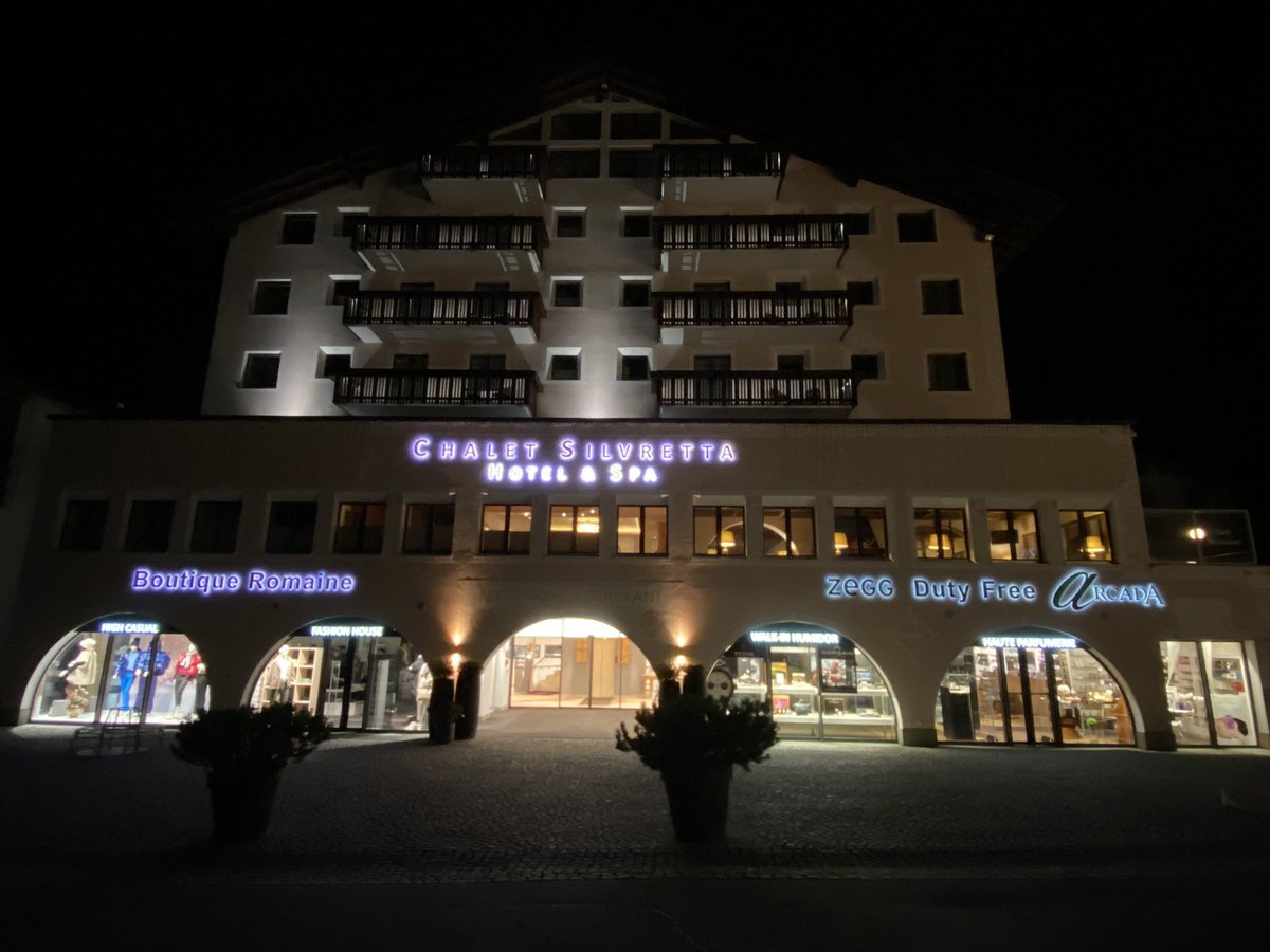 matzelokf's tweet photo. Hotel bei Nacht! Ein paar kleine Spezialitäten eingekauft. Time to say goodbye! War wieder mal sehr schön! #Samnaun https://t.co/mqSV5sqHor