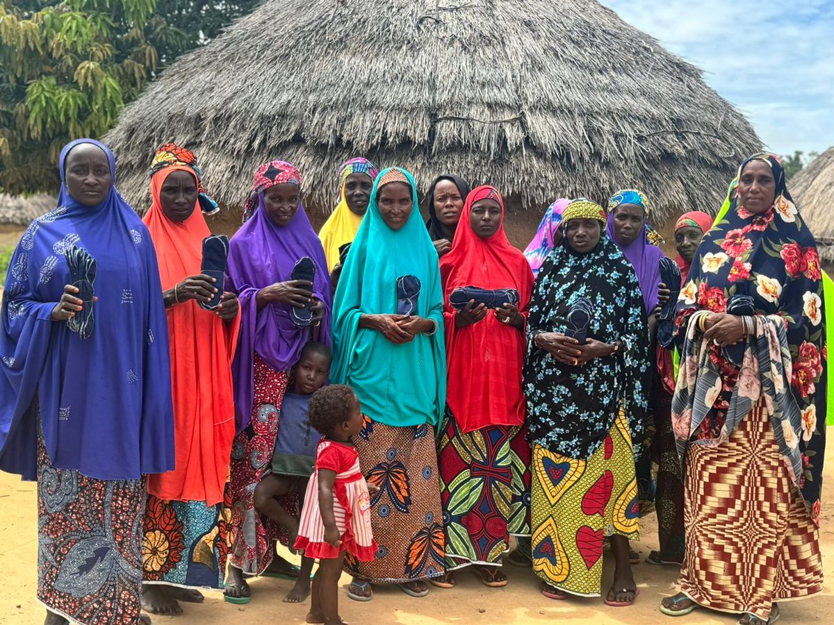 AFPAT_'s tweet photo. DIDJA TCHÀRI DJIBRILLAH a visité Wouro Dolé Le 4 octobre, pour rencontrer les femmes Peules. Échanges sur l'impact des initiatives d'AFPAT et distribution de serviettes hygiéniques pour promouvoir la santé et le bien-être. Ensemble, construisons un avenir meilleur ! 💪✨ #AFPAT https://t.co/OhCuHiYNHp
