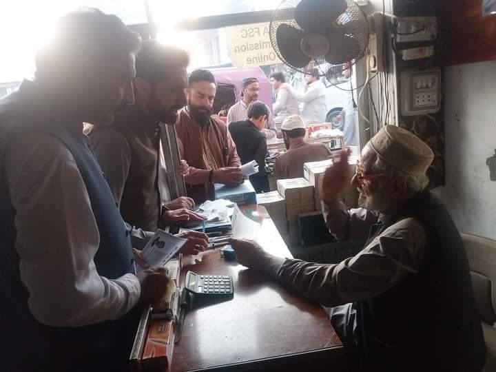 PPPKP_Official's tweet photo. پاکستان پیپلز پارٹی #PK6 مینگورہ سٹی کی جانب سے سوات میں ہونے والے ورکرز کنونشن کے سلسلے میں آج یونین کونسل شاہدرہ وتکے میں دعوت ناموں کی تقسیم کا پروگرام منعقد ہوا۔
اس پروگرام میں سٹی کے عہدیداران اور کارکنان نے بڑی جوش و خروش سے شرکت کی۔ کارکنان نے ورکرز کنونشن کی کامیابی کے عزم کا اظہار کیا اور عوام کو بھرپور شرکت کی دعوت دی۔
#PPP #KhyberPakhtunkhwa #Swat