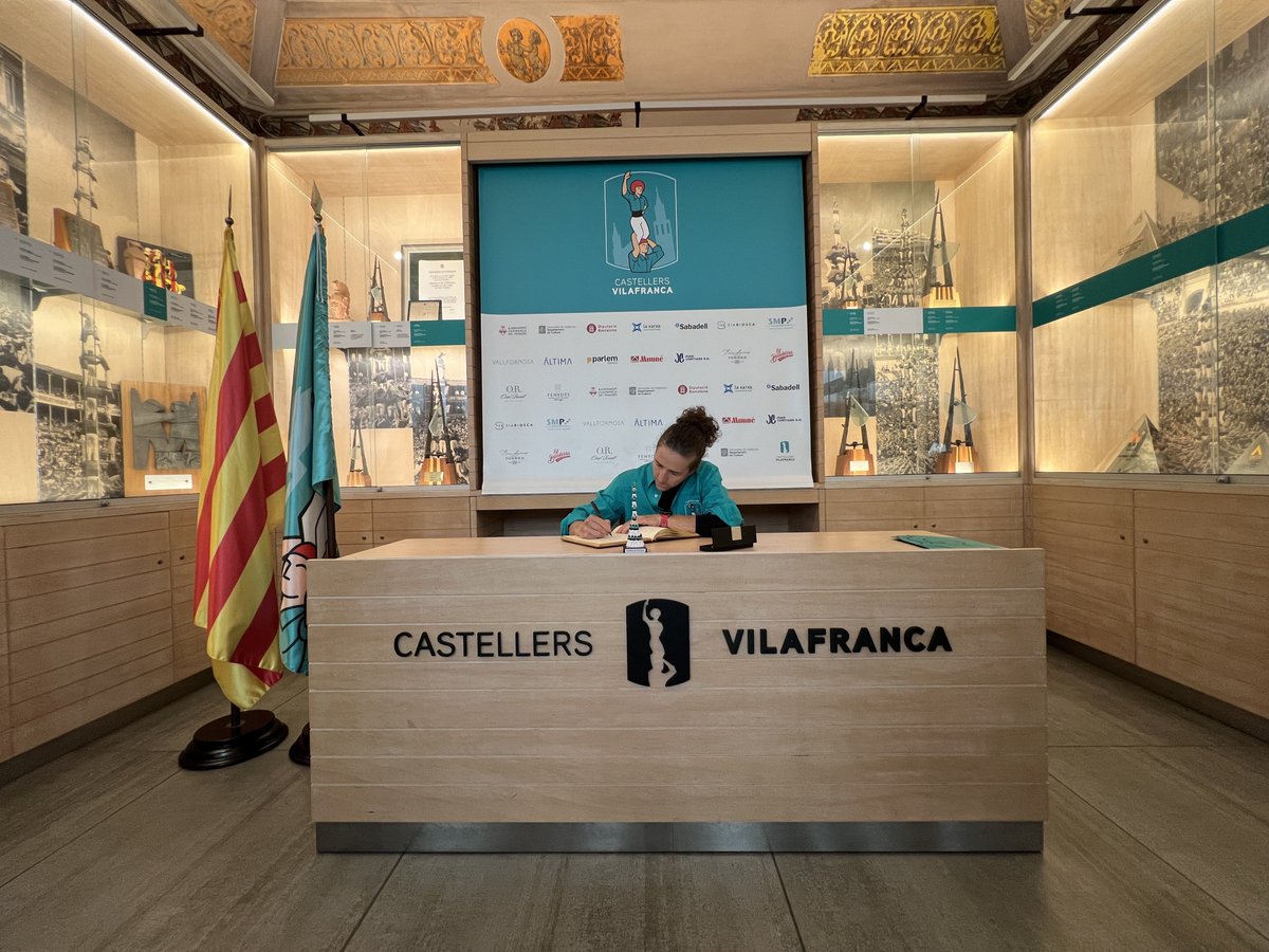 🦎Avui hem fet Socis d’Honor dels Castellers de Vilafranca a <a href="/tponce87/">Toni Ponce</a> i <a href="/NuriaPicas/">Núria Picas</a>!

Un plaer que formeu part de la família verda!💚

#castellers
#castells
#TotsSants24