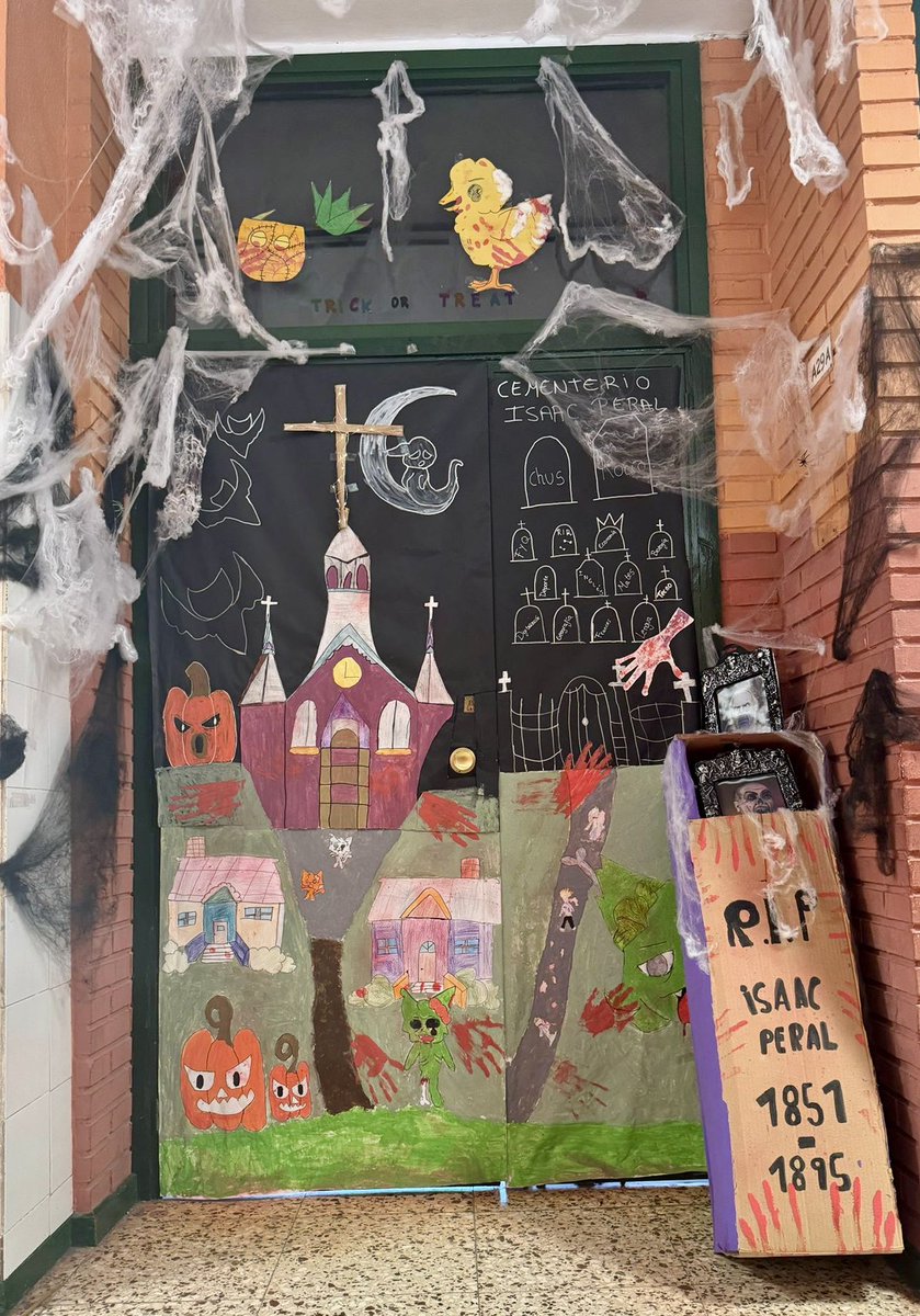 Esta ha sido la puerta ganadora del concurso de puertas de Halloween. La ha elaborado la profesora Rocio Gutiérrez Merino con sus alumnos del grupo de apoyo. Enhorabuena! #halloween #institutoterrorifico #torrejondeardoz