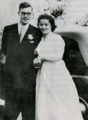 AnneSicard1's tweet photo. ✝️ Pour les 70 ans de la Toussaint Rouge, souvenons-nous de Jeanine et Guy Monnerot, massacrés par le FLN

Voici la photo de mariage du couple d’instituteurs, Jeanine et Guy Monnerot, arrivé en Algérie pour enseigner dans un village reculé de l’Aurès.

Le 1er novembre 1954, jour de fête de tous les Saints Chrétiens, alors que les poseurs de bombes du FLN frappent l’ensemble du territoire algérien, Jeanine et Guy Monnerot sont arrêtés dans les gorges de Tighanimine et froidement abattus par les fellagas.

70 ans après, l’Algérie érige toujours en fête nationale, cette journée où le sang de victimes innocentes a coulé.

70 ans après, un tel conflit de mémoires ne peut fonder une relation apaisée entre la France et l’Algérie.

70 ans après, il est temps de dire aux Algériens qui célèbrent, avec fierté, ce triste jour de la Toussaint rouge, que la France ne sera jamais leur avenir.