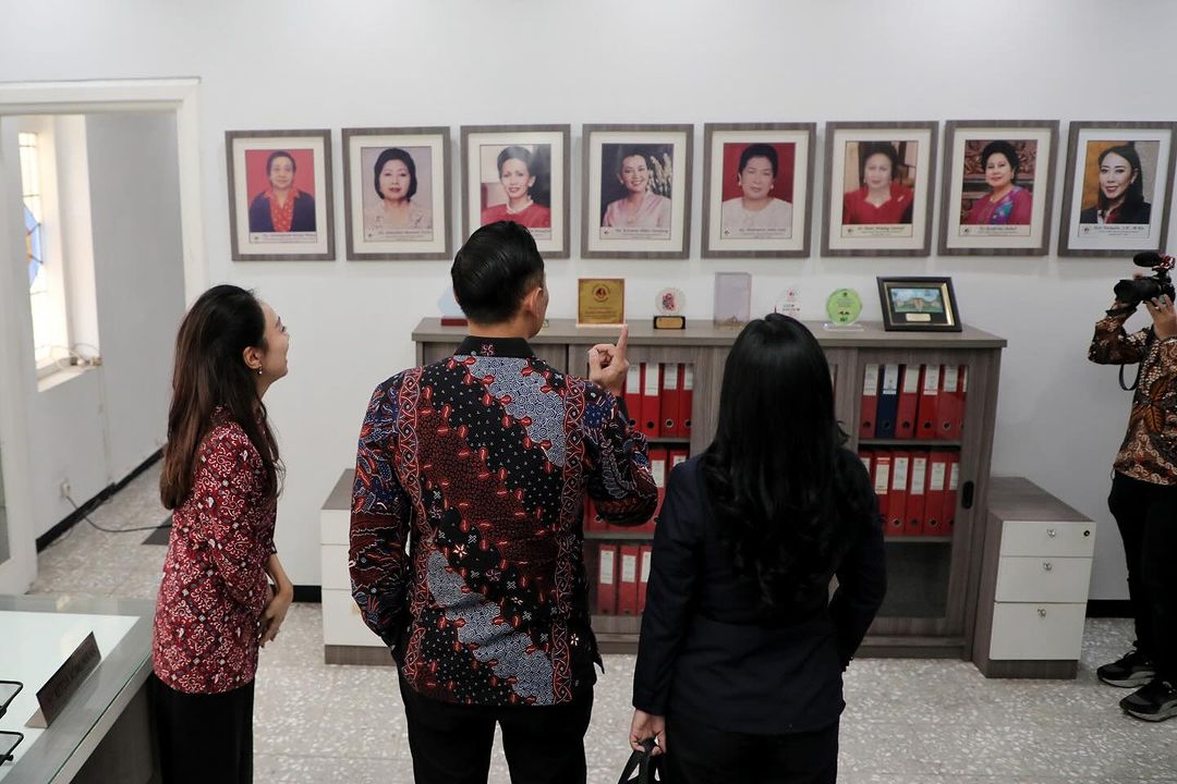 AgusYudhoyono's tweet photo. Turut bahagia dan bangga kepada istri saya tercinta @AnissaPohan, yang dilantik sebagai Ketua Umum Yayasan Jantung Indonesia. Semoga amanah dalam menjalankan tugas-tugas & bisa terus berkontribusi bagi masyarakat banyak. Insya Allah, amanah baru ini juga menjadi pengingat untuk saya dan Annisa agar selalu berolahraga dan menjaga pola hidup sehat, khususnya kesehatan jantung kita.