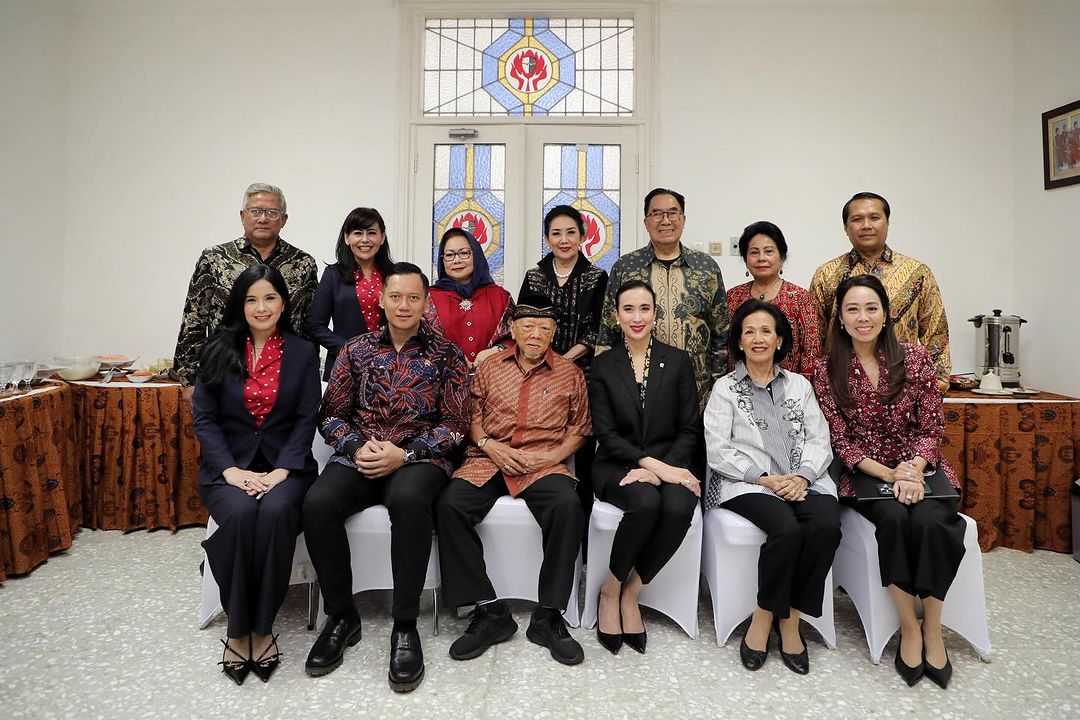 AgusYudhoyono's tweet photo. Turut bahagia dan bangga kepada istri saya tercinta @AnissaPohan, yang dilantik sebagai Ketua Umum Yayasan Jantung Indonesia. Semoga amanah dalam menjalankan tugas-tugas & bisa terus berkontribusi bagi masyarakat banyak. Insya Allah, amanah baru ini juga menjadi pengingat untuk saya dan Annisa agar selalu berolahraga dan menjaga pola hidup sehat, khususnya kesehatan jantung kita.