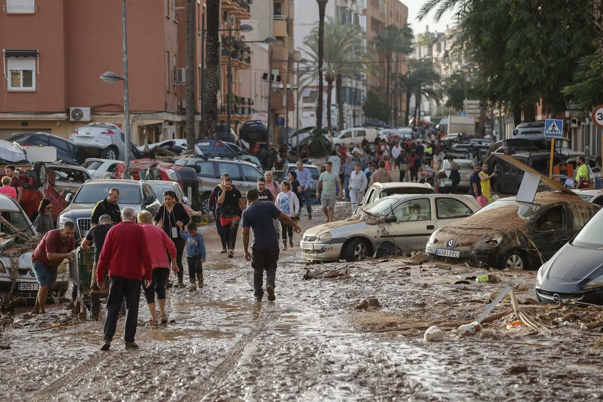 Valencians a Barcelona, ens volem organitzar per donar suport al nostre territori. Per cridar, per fer alguna cosa més que ser a casa. No podem agafar carretera, però sí reunir-nos aquí i plantejar solucions polítiques. Demanar responsabilitats. Si tu també vols, escriu-me un DM.