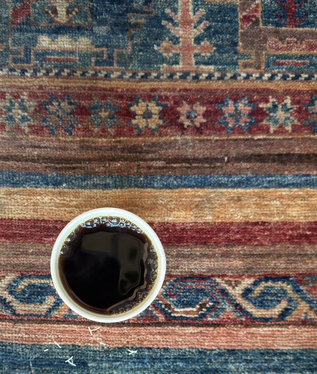 من معوقات تطور فكر انسان القبيلة التقليدي نظرة التعالي والتكبر التي يرى من خلالها الاخرين سواءً كانوا شركاء قبيلة او ارض او عمل او حتى وطن. 

يعتقد ان ارضه الجدية فقط هي عاصمة الكون يعتقد ان جنبيته (خنجره) اقوى من الصواريخ الذكية عابرة القارات …..

انسان القبيلة التقليدي  يعتقد