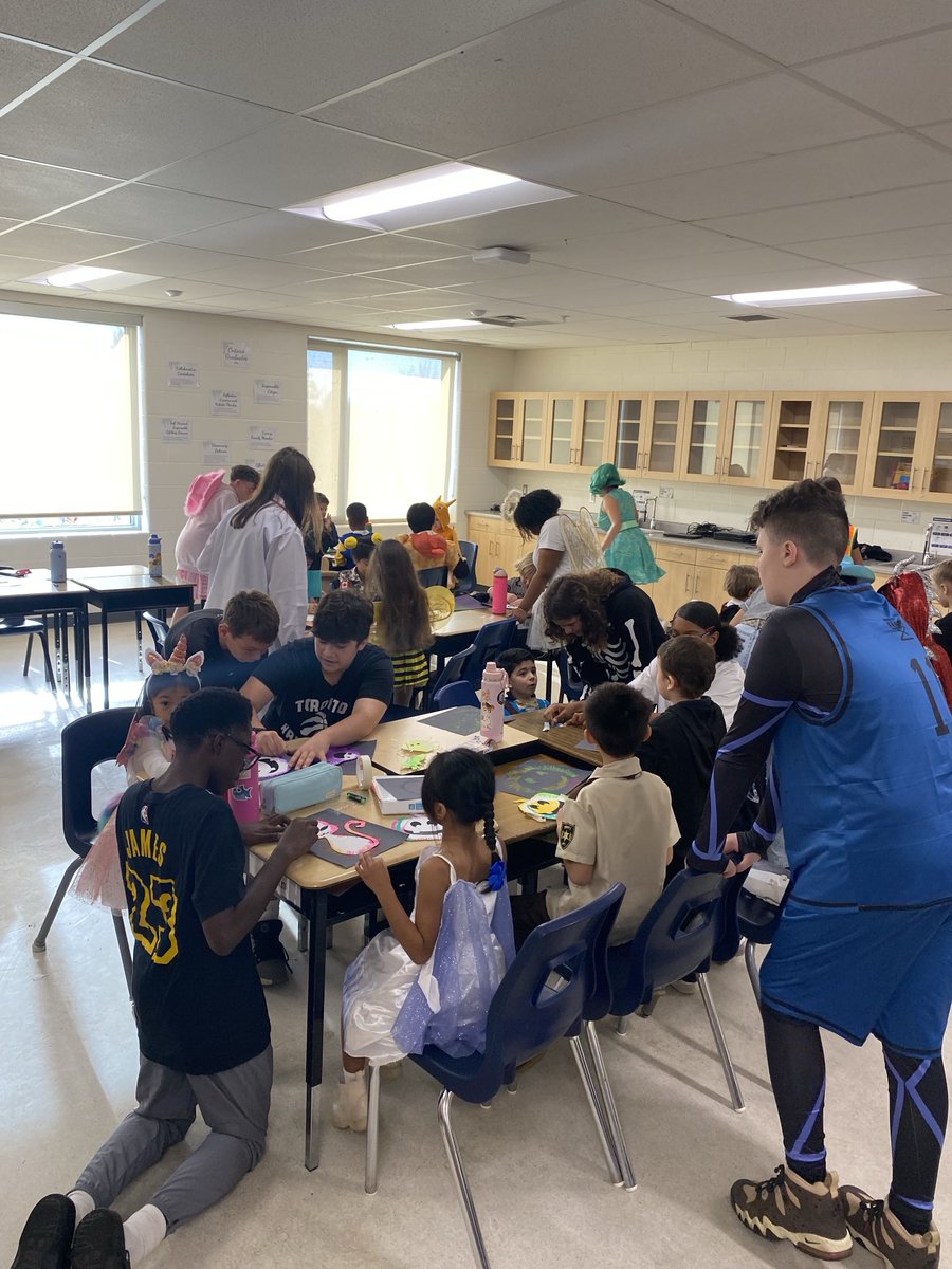 StNicholasHCDSB's tweet photo. Our intermediate students showed excellent leadership skills &amp; role modelling to our younger students! We are so proud of our student- leaders👏👏🙌🙌🤩🤩🤩 https://t.co/fR7vNZ6lmz
