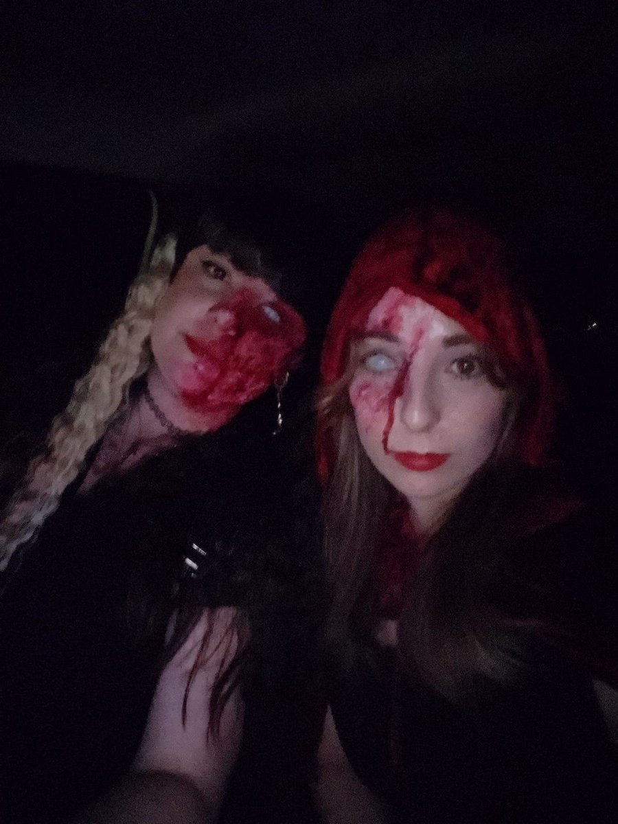 MorganeBultez's tweet photo. Spooky night 🩸🎈🪦 https://t.co/cvVafz7BRN