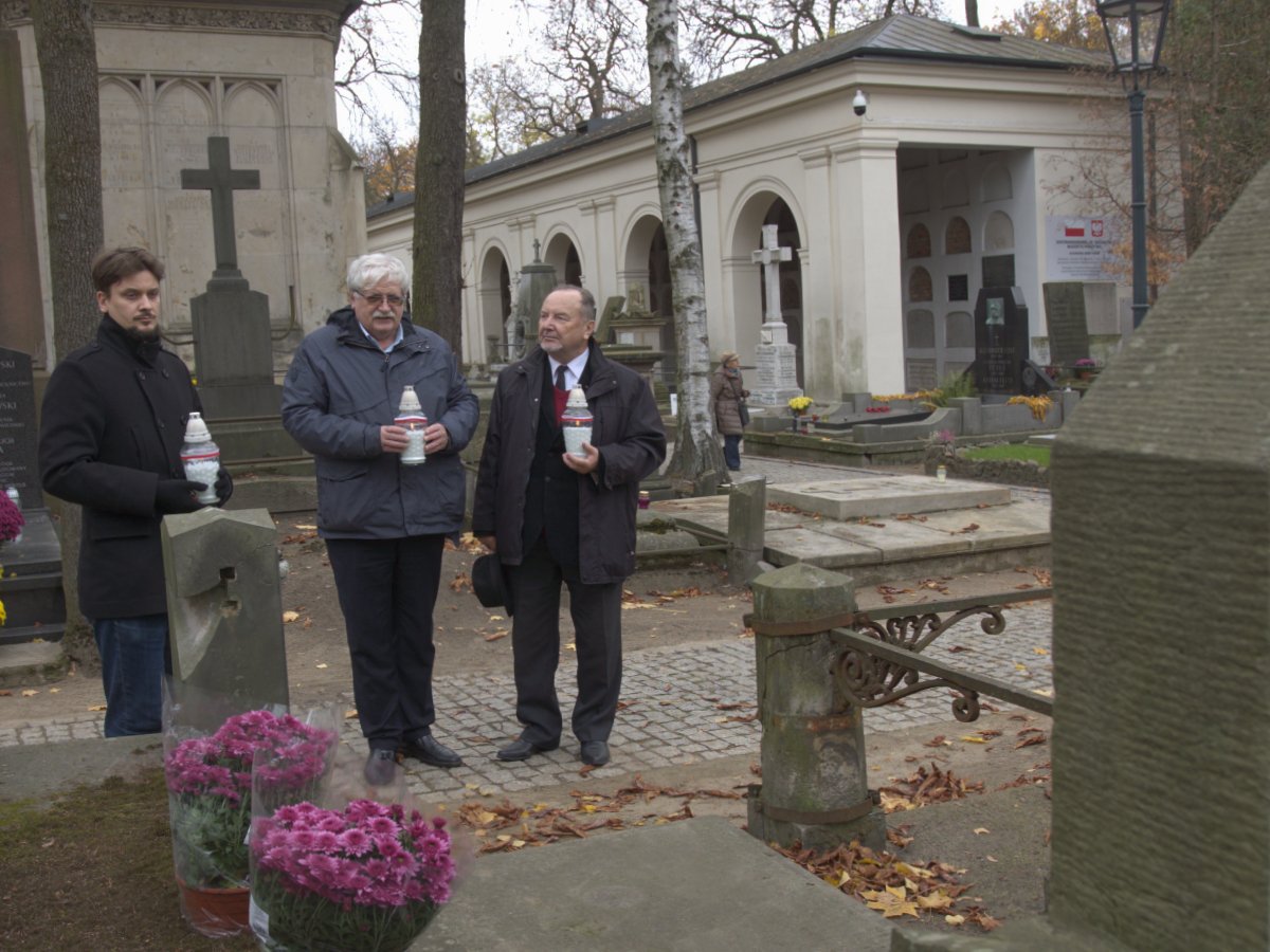 W Dniu Wszystkich Świętych kierujemy myśli ku polskim żołnierzom, bohaterom, pracownikom Muzeum Wojska Polskiego którzy odeszli. Zapalamy symboliczne znicze oddając hołd ich pamięci. 
#swietozmarlych #starepowazki  #muzeumwojskapolskiego