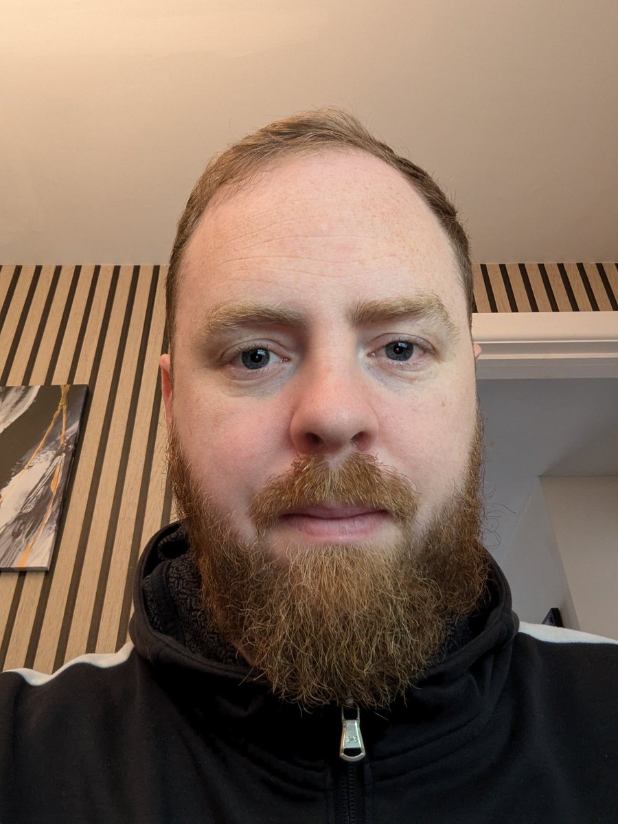 Roryt111's tweet photo. @AndyRobsonTips I do permanently do it 😂 

I look about 10 if I don't 😂 https://t.co/dlRqDCQkSl