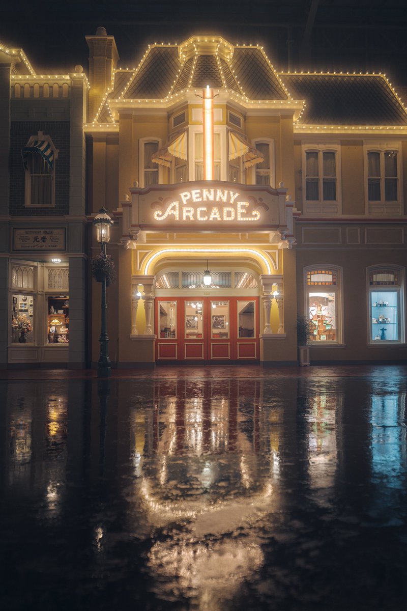 雨の日。思い出とともに運ばれた雨粒が、
屋根のあるワールドバザールに魔法をかけた。