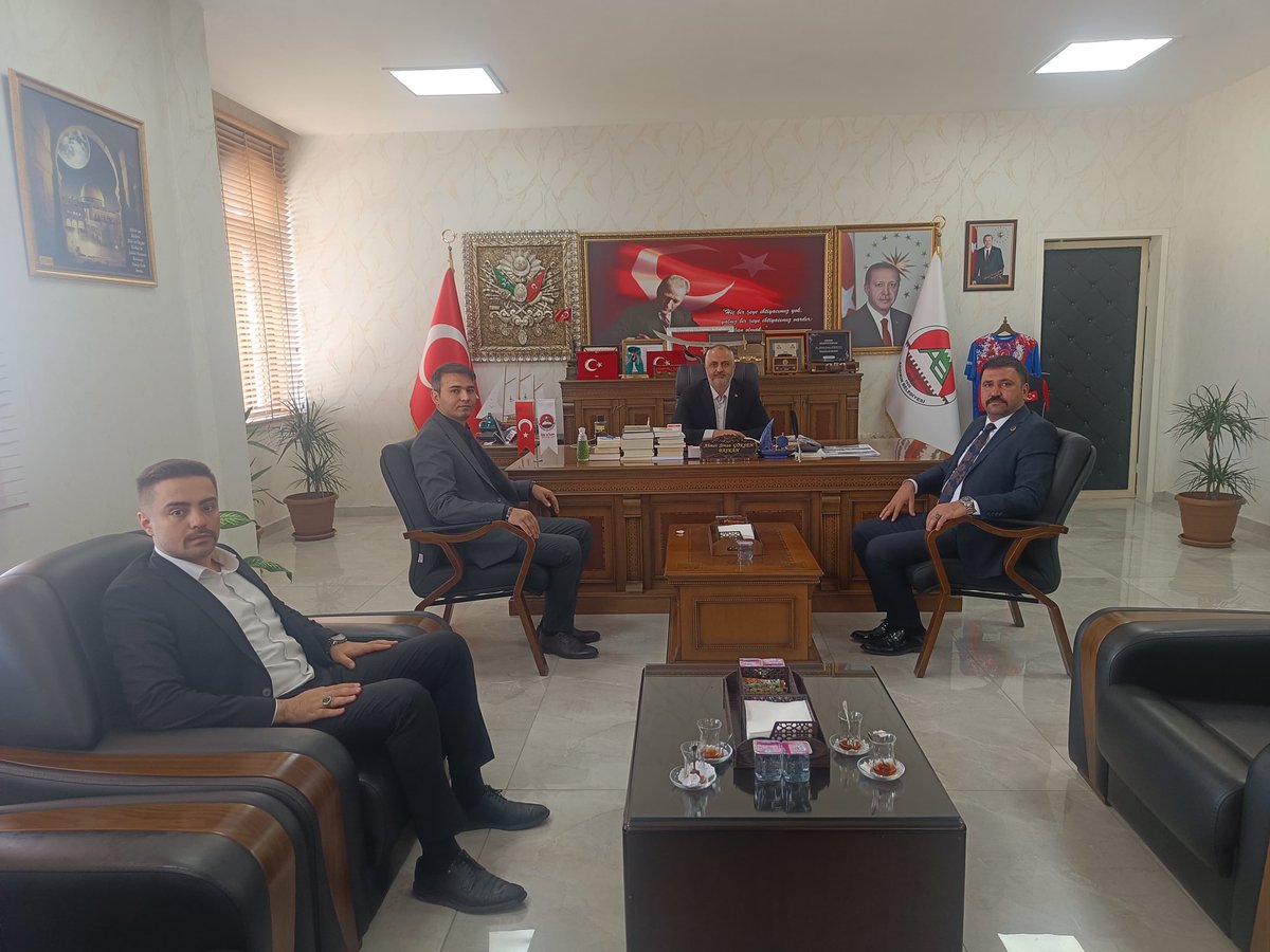 📍ANDIRIN

Cumhur İttifakı Belediye Başkanımız i
Sayın Ahmet Sinan GÖKŞEN Beyefendiyi makamında ziyaret ederek İl ve İlçe Başkanlıklarımızın çalışmaları hakkında sohbet ettik.
Genel Merkezimiz tarafından hazırlanan;
📌 Kutadgu Bilig dergimizin ilk sayısını,
📌 Hızlı Okuma