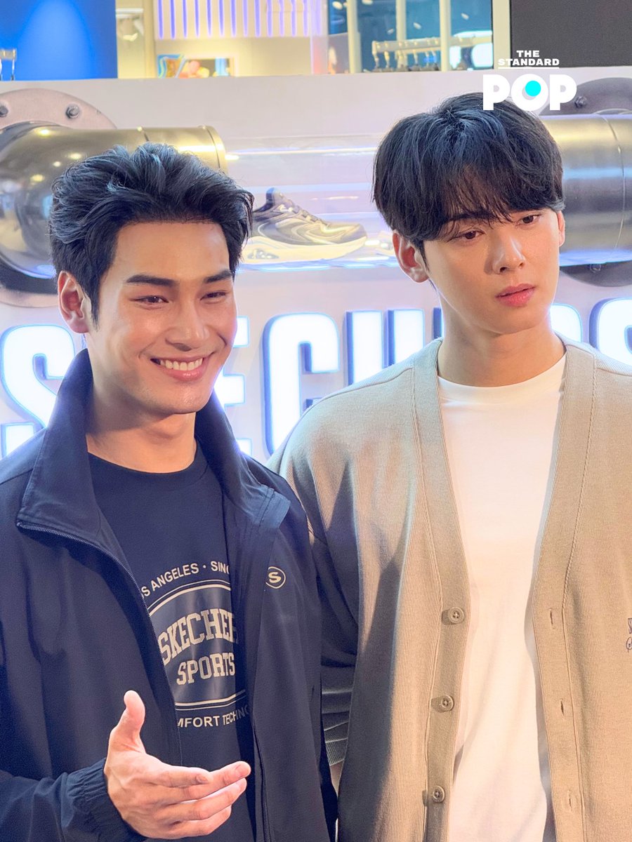 TheStandardPOP's tweet photo. โมเมนต์ร่วมเฟรมของ 2 แบรนด์แอมบาสเดอร์ Skechers อย่าง ชาอึนอู และ อาโป ณัฐวิญญ์ ในงาน Skechers centralwOrld Grand Opening
.
#SkechersTH 
#SkechersCTWgrandopening
#CHAEUNWOO #차은우 
#SkechersxChaEunWoo
#Nnattawin #Apo555 
#ApoNattawin 
#SkechersxAPO
#TheStandardPop 
@CHAEUNWOO_offcl 
@ASTRO_Staff 
@offclASTRO 
@fantagiogroup 
@Nnattawin1 
@beoncloud_th