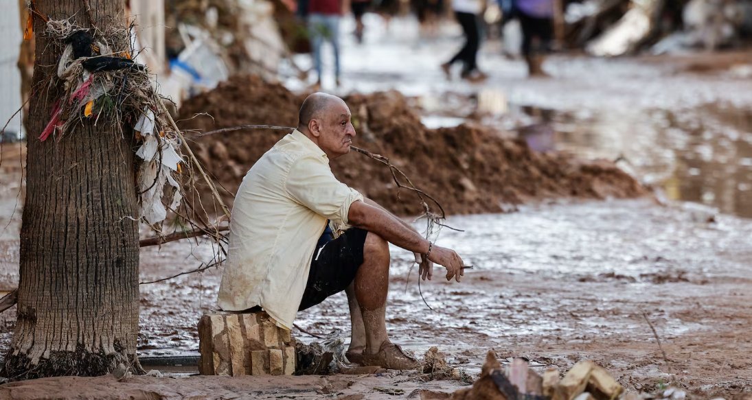 Albgmz's tweet photo. Con muertos, desaparecidos, gente sin casa, sin comida, sin agua, sin teléfono ni internet, aislados, sin medicamentos, ¿no sería mejor CENTRARSE EN LAS PERSONAS, atender sus necesidades básicas, resolver los problemas más urgentes y dejar la gresta política para más tarde...? https://t.co/TfHj2cvj8s