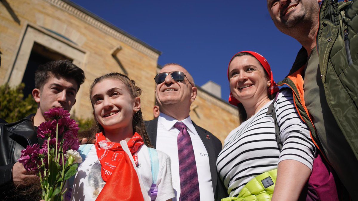 Erdoğan, Cumhuriyet belirli bir etnik kökenin Cumhuriyeti değildir demiş. Doğrudur. Türk Milleti de etnisite değildir. Türk bir etnisitenin adı değildir. 
Türk, 3 kıtada 54 milyon km. alanda hükmetmiş 5000 yıllık bir tarihi olan MİLLETİN addır. 
Öcalan denilen çapulcu istediği