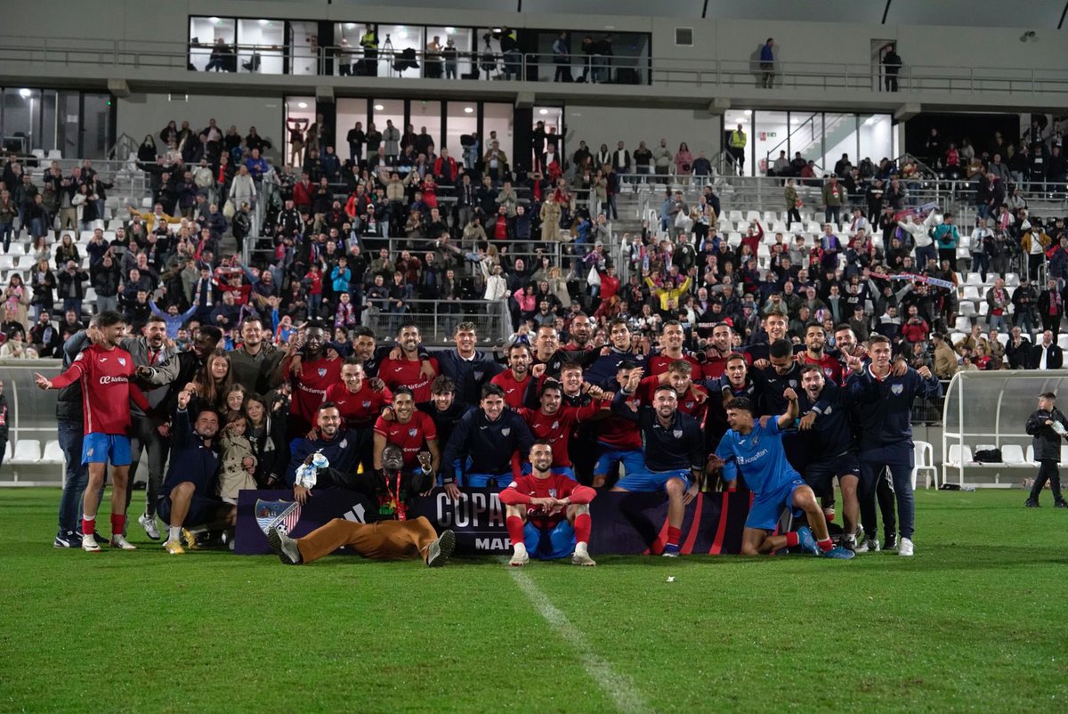CDEstepona's tweet photo. 🔥🏆 No podemos describir con palabras lo que vivimos ayer. Solo podemos decir ¡GRACIAS! 

📸 Andrés López

#SOMOSESTEPONA ❤️💙 https://t.co/T8ENeMRSfk