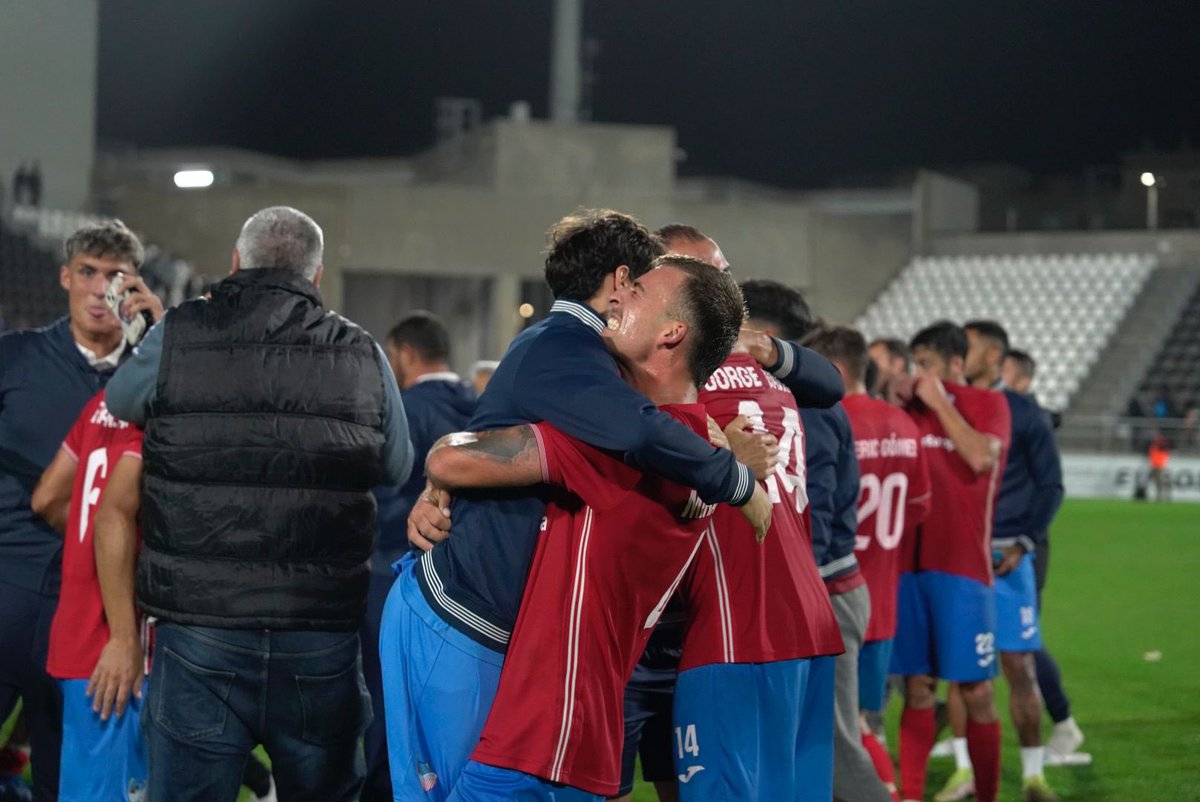 CDEstepona's tweet photo. 🔥🏆 No podemos describir con palabras lo que vivimos ayer. Solo podemos decir ¡GRACIAS! 

📸 Andrés López

#SOMOSESTEPONA ❤️💙 https://t.co/T8ENeMRSfk