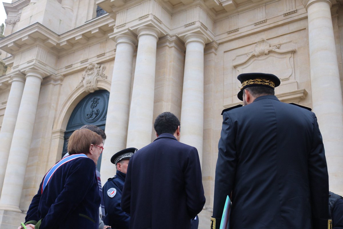 othmannasrou's tweet photo. Présent ce matin à Versailles et au Chesnay-Rocquencourt pour saluer et remercier les forces de l’ordre mobilisées ce 1er novembre pour sécuriser les lieux de culte. https://t.co/S7WTNlpqgd