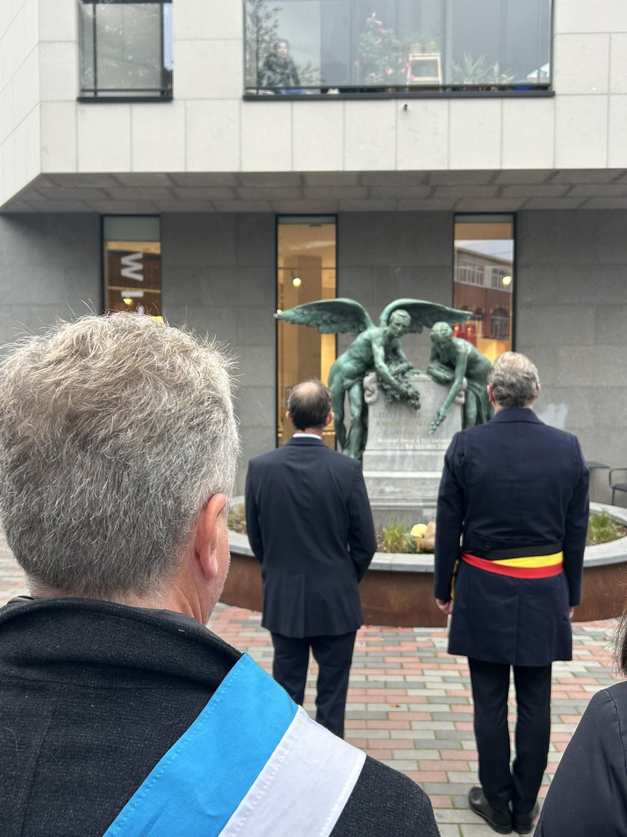 aurelieczeka's tweet photo. Cérémonie d’hommage aux victimes civiles et militaires des deux guerres.

Le courage d'Edith Cavell, de Marie Depage et de René Gobert continue de nous inspirer. Ne les oublions jamais. 

Nécessaire de rappeler l’importance du devoir de mémoire.

#Uccle #Ukkel https://t.co/e9VcndjLuu