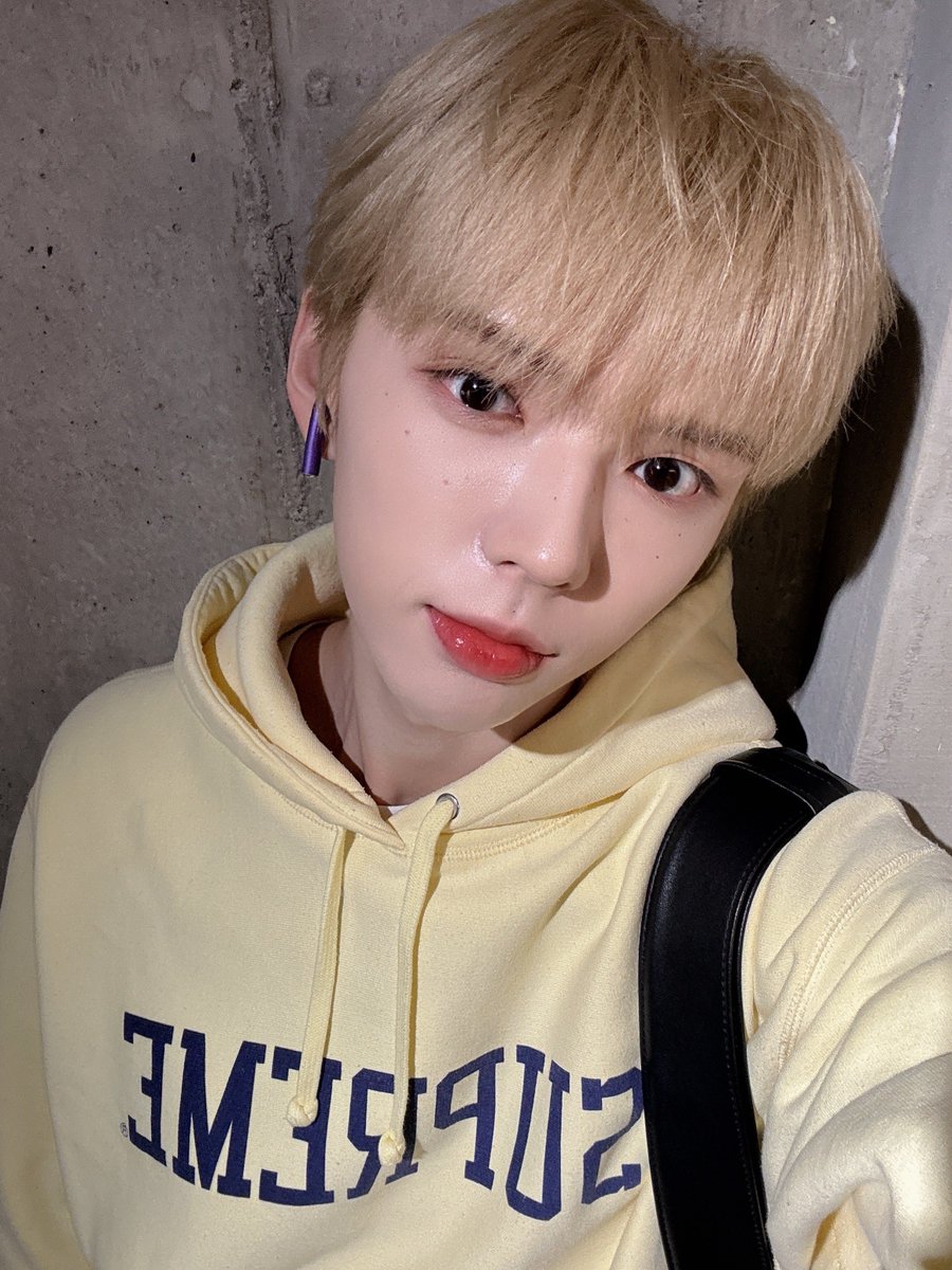 _AMPERSANDONE_'s tweet photo. 노란색 잘 어울려?💛🐣

#앰퍼샌드원 #AMPERSANDONE 
#브라이언 #BRIAN https://t.co/iuoyvQWZw8