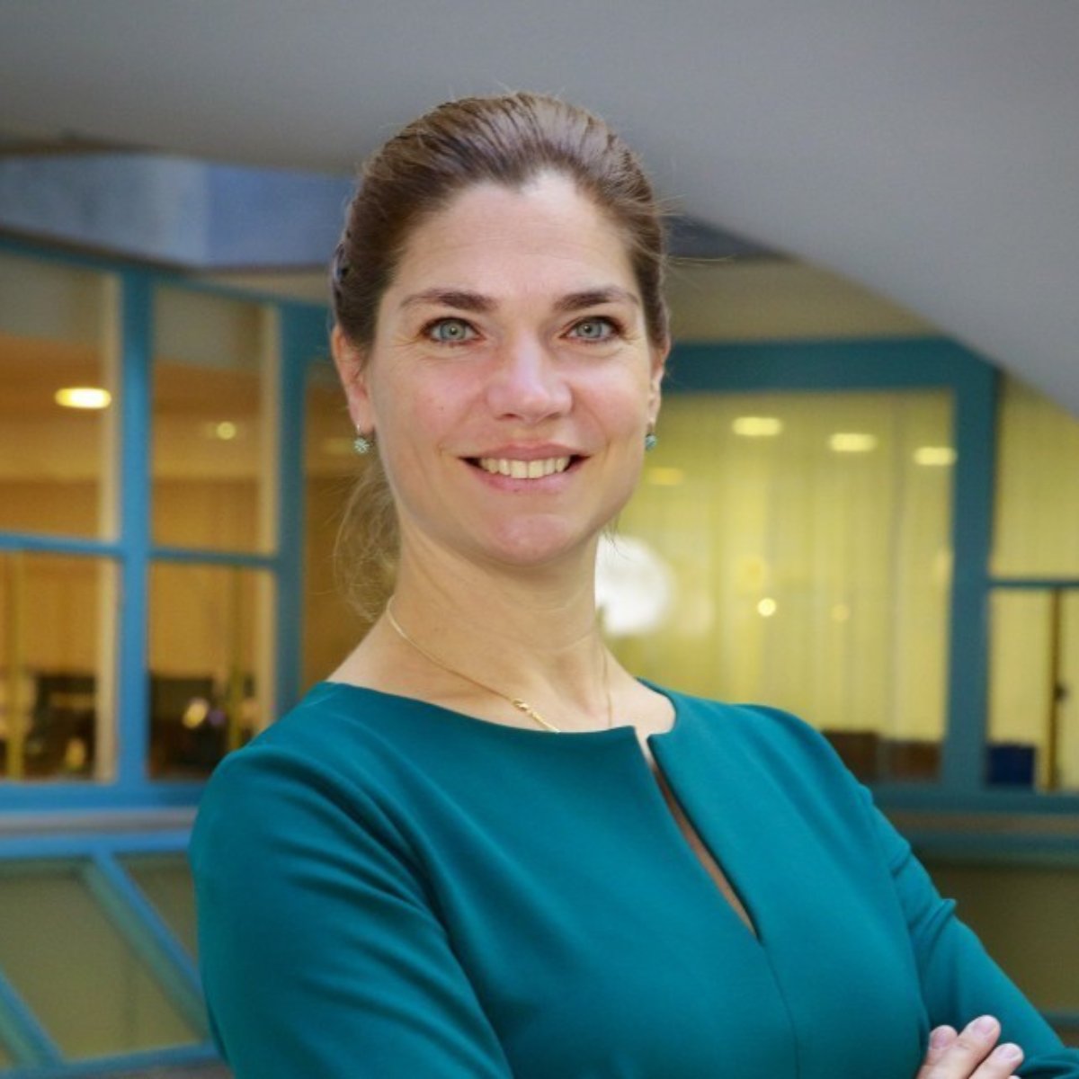 CBD_VIB's tweet image. 👋 Meet @HolstegeHenne, new PI at @CBD_VIB! Her research on cognitively healthy centenarians has been key in understanding how some people defy age-related cognitive decline. Here, she will dive deeper into the molecular mechanisms that underlie ageing👉 lnkd.in/eKP-MYTu