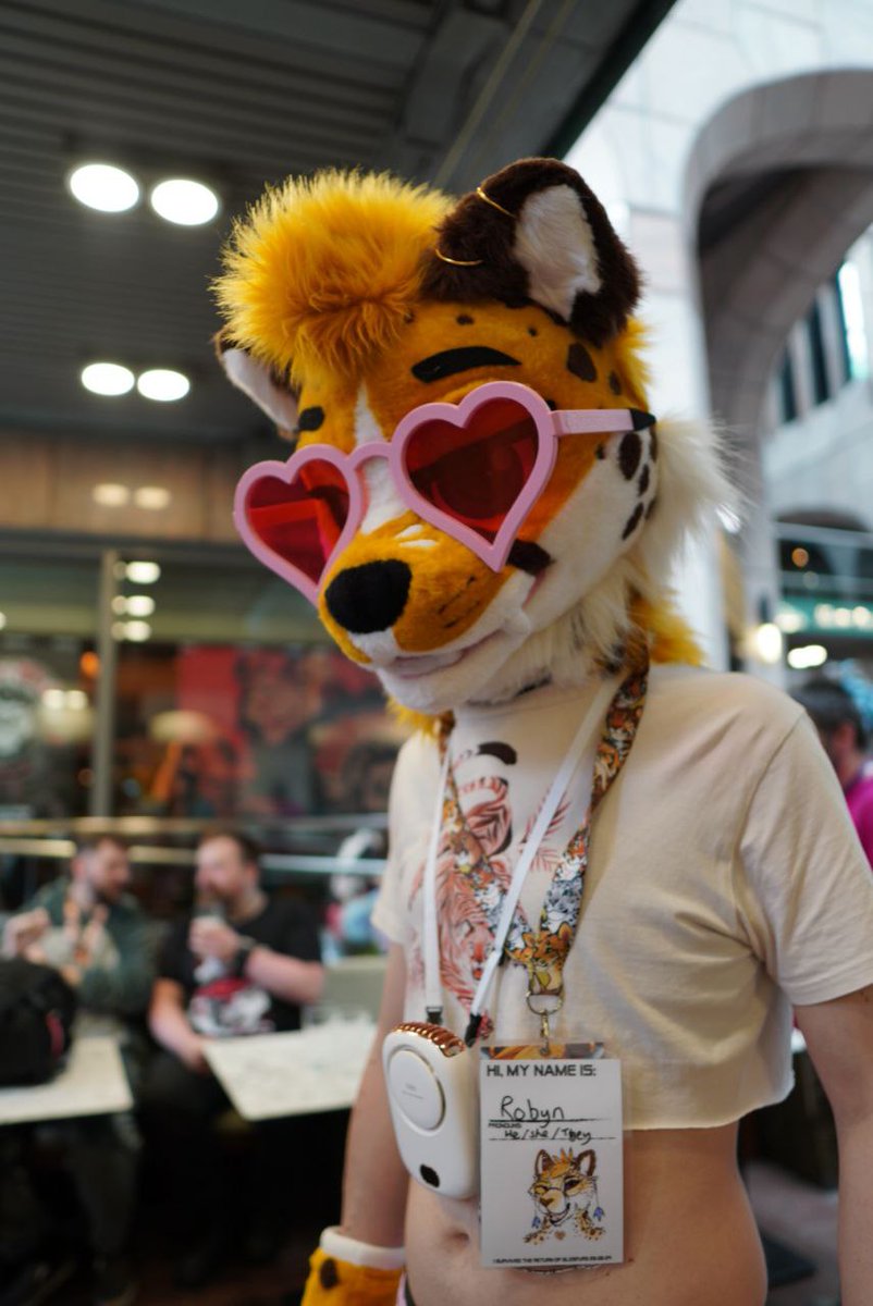 GooseberryFool's tweet image. #fursuitfriday #fursuit I swear I intend to go back to LFM one day. For now just have this memory of the summer party 🎉 

📸 @weaselstew
🪡 @PB_Fursuits
🗺️ @LondonFurs