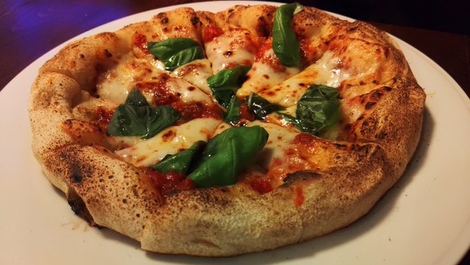 晩ご飯 今日は何も入れない基本のマルゲリータ 冷凍生地が残り一つになったから明日また生地捏ねなきゃ 