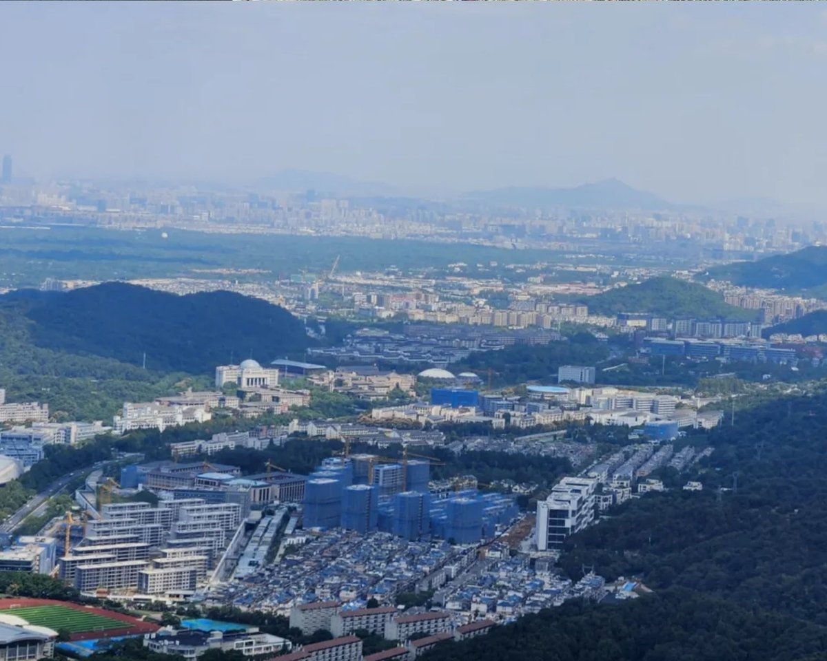 The ZJUT Hiking Club embarked on its second hike of the semester on October 2nd, enjoying a challenging yet rewarding experience. The scenic route provided stunning views and a good workout, leading the group through varied terrain and historical points of interest. 🏞️