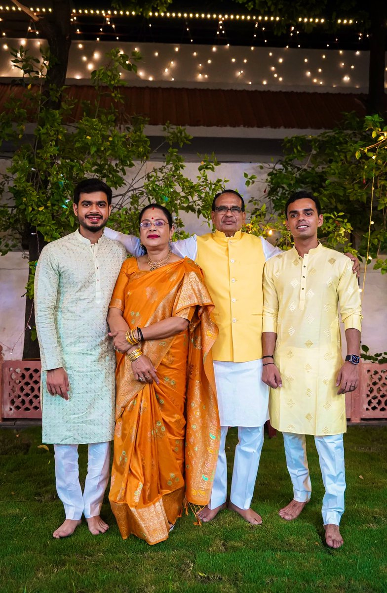 शिवराज मामा ने अतिथि शिक्षकों और कर्मचारियों की सेवा के लिए अपने बच्चे कार्तिकेय को राजनीति में उतार दिया है! 

इस मौके पर #अतिथि_शिक्षक और #मध्यप्रदेश_सौ_फीसदी_वेतन_दो वाले कर्मचारी क्या कहना चाहेंगे