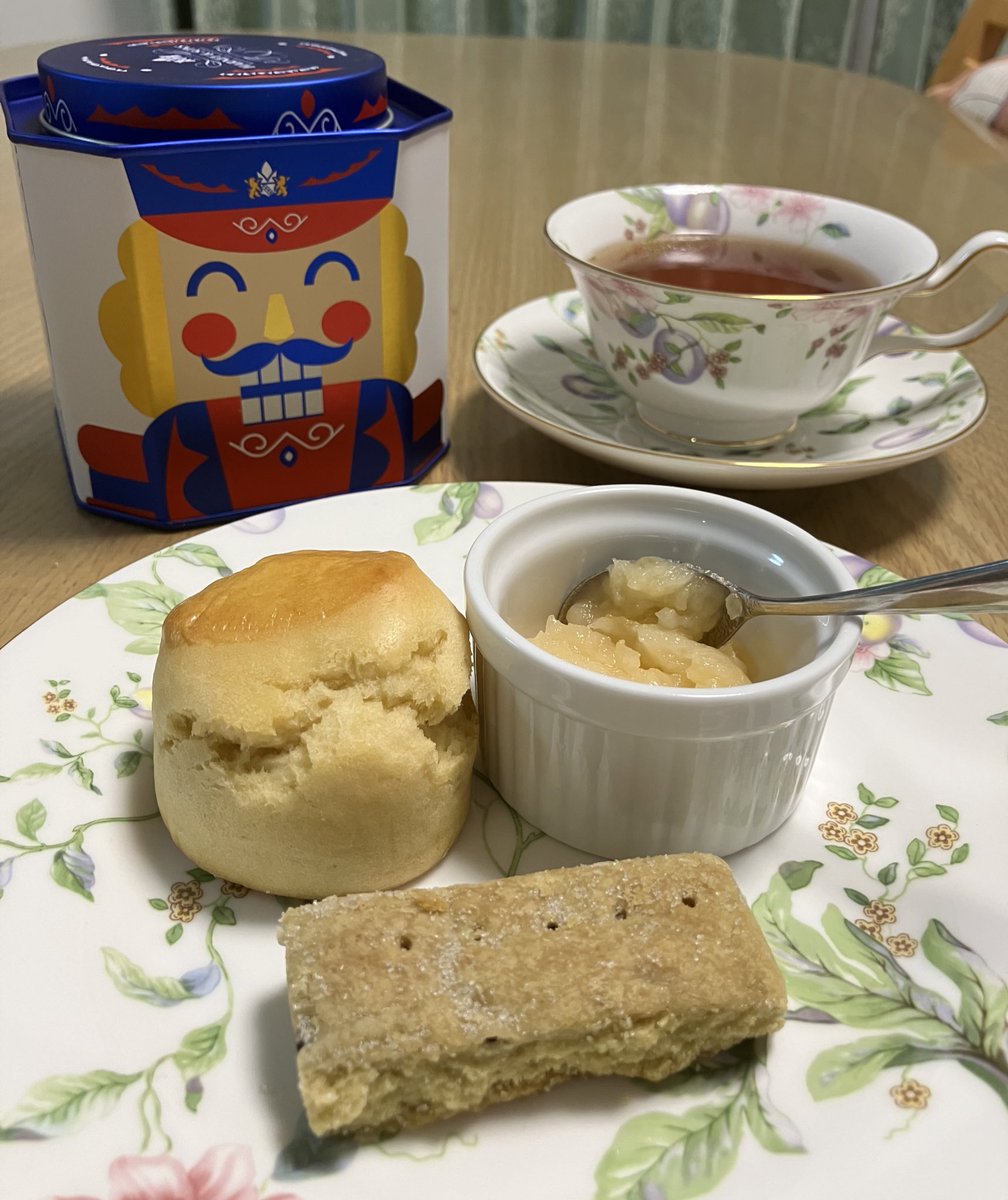 rengoku5saori8's tweet photo. ハーニーアンドサンズで購入したお茶。
早速淹れてみるんだが、来店早々飛びついたのが、コレ‼️
本日発売‼️ナットクラッカー
アーモンドやチョコレートのナッティなフレーバーに加えてアプリコットの香り。
ブラウンシュガーとミルク合わせたら絶対優勝だわ🏆
この笑顔にノックアウトw
#HARNEY&SONS https://t.co/BPKoxdnHvS