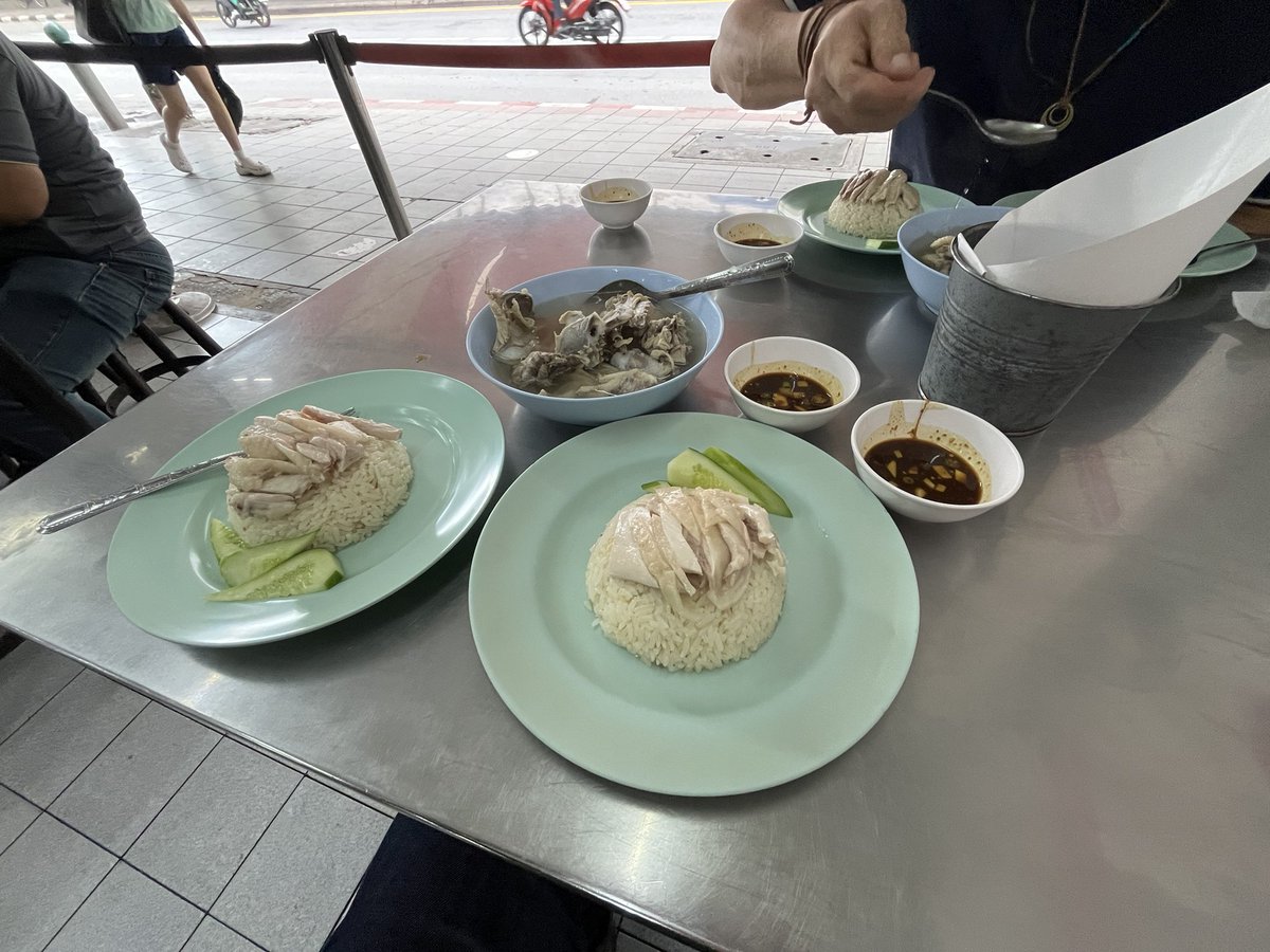 hiro1208_bo's tweet photo. 愛してやまない本場の味🐓
#โกอ่างข้าวมันไก่ประตูน้ำ
#ゴーアンカオマンガイプラトゥーナム https://t.co/W7G5QTzSQS