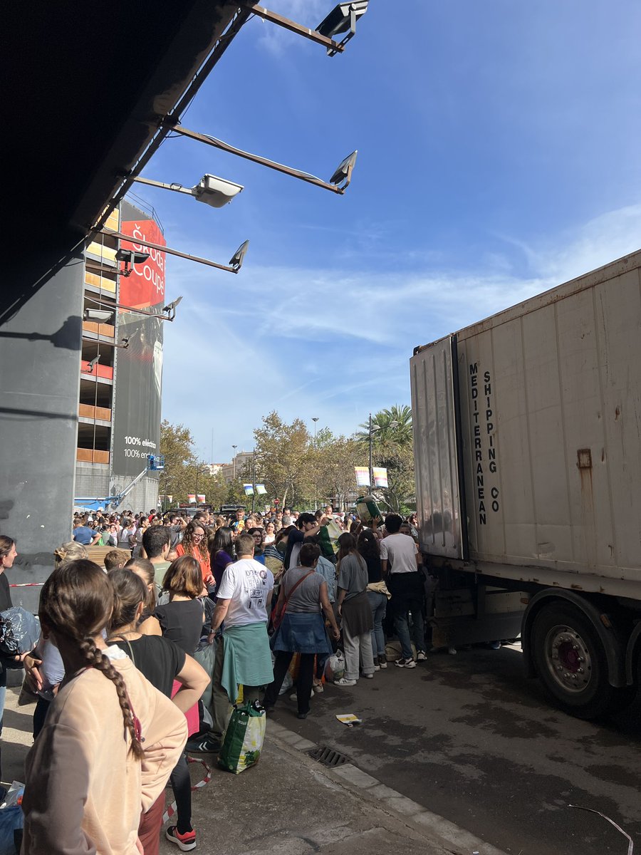marcmartinezc's tweet photo. només el poble salva al poble https://t.co/2RSHqMFc1l