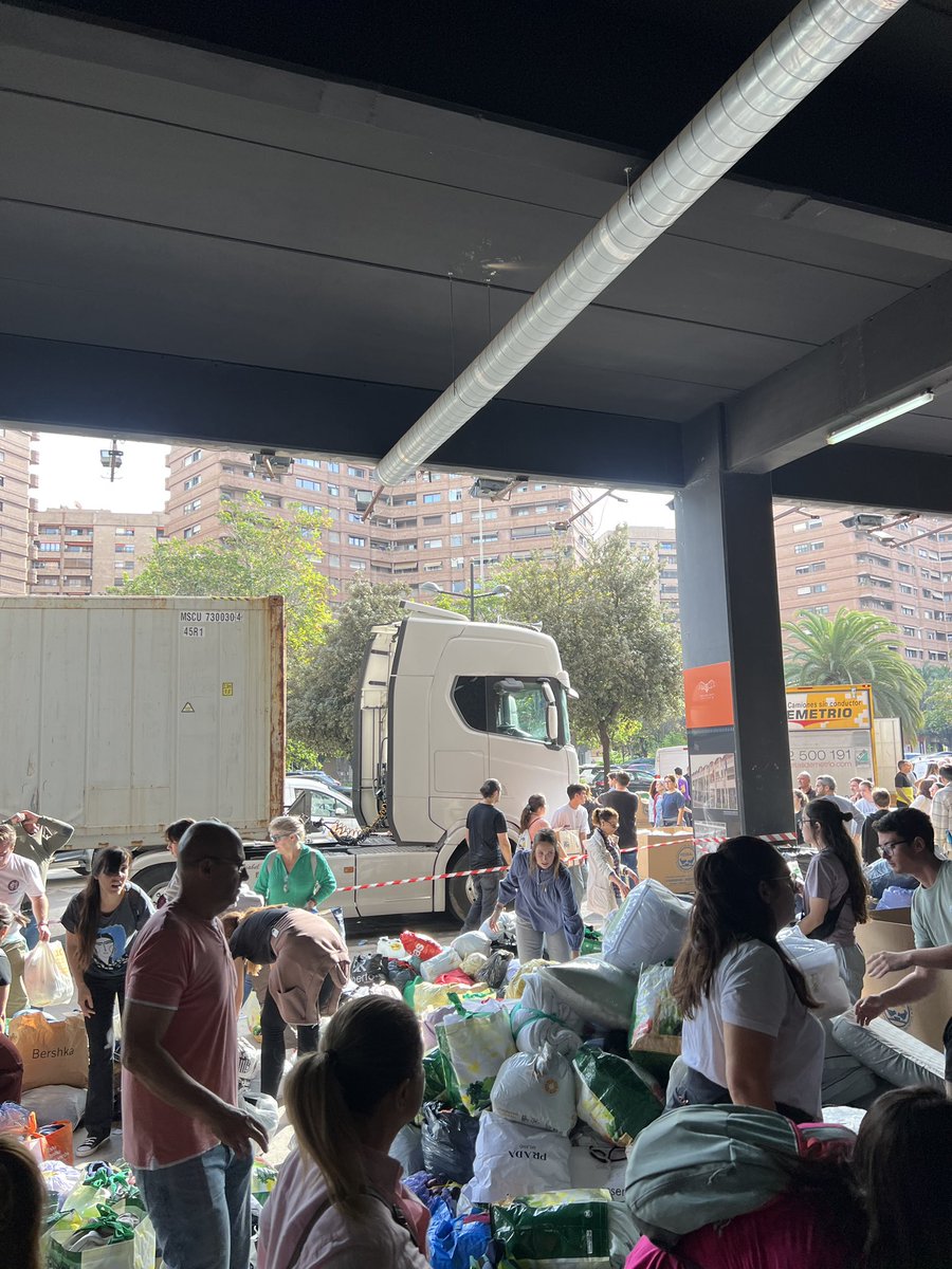 marcmartinezc's tweet photo. només el poble salva al poble https://t.co/2RSHqMFc1l