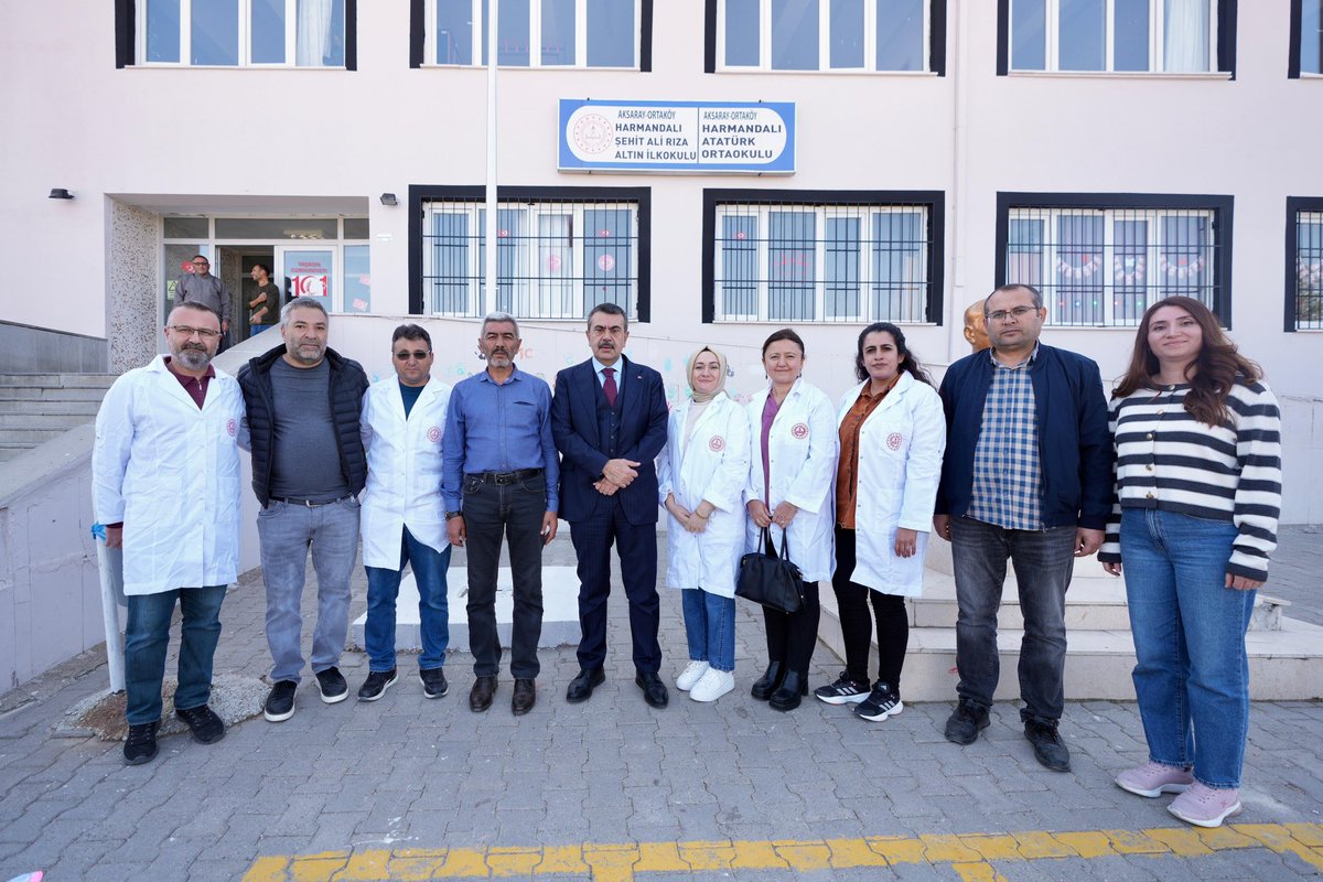 Yusuf__Tekin's tweet photo. 📍Aksaray/ Harmandalı Köyü

Nevşehir programız kapsamında yolumuzun üstünde yer alan Harmandalı Şehit Ali Rıza Altın İlkokulumuza sürpriz bir ziyaret gerçekleştirdik.

Öğrencilerimizin neşeli anlarına tanık olduk, onlarla sohbet ettik; öğretmenlerimizle bir araya gelerek hasbihal ettik.

Ülkemizin en büyük şehirlerinden en küçük köylerine dek evlatlarımızın geleceği için çalışan tüm öğretmenlerimize ulaşarak fikirlerini almak, sorunları yerinde tespit etmek bizler için çok kıymetli. 

Bu güzel köy okulumuzda görevini özveriyle ifa eden öğretmenlerimize çalışmalarında kolaylıklar, öğrencilerimize başarılar diliyorum.