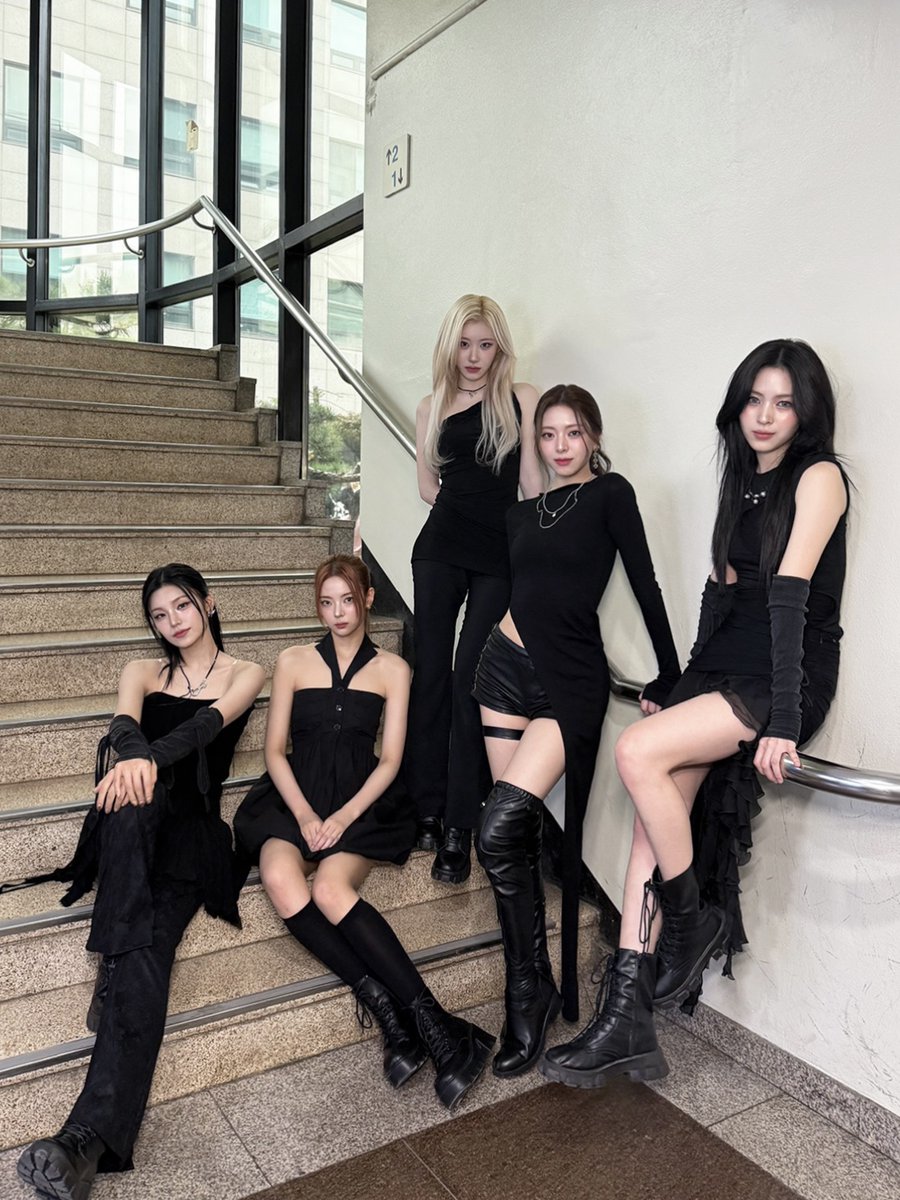 ITZYofficial's tweet photo. [ #뮤직뱅크 ]
ITZY의 상상친구 MIDZY는 천사임이 확실🤍
오늘도 함께해줘서 고마워요 믿지🫶🏻

ITZY‘s Imaginary Friend MIDZY must be an angel🤍
Thank you for being with us today MIDZY🫶🏻

Imaginary Friend STAGE
👉 https://t.co/5Xg4gMFSIz
👉 https://t.co/j9cOHoAd4i

#ITZY #MIDZY @ITZYofficial
#ITZY_GOLD
#ITZY_ImaginaryFriend