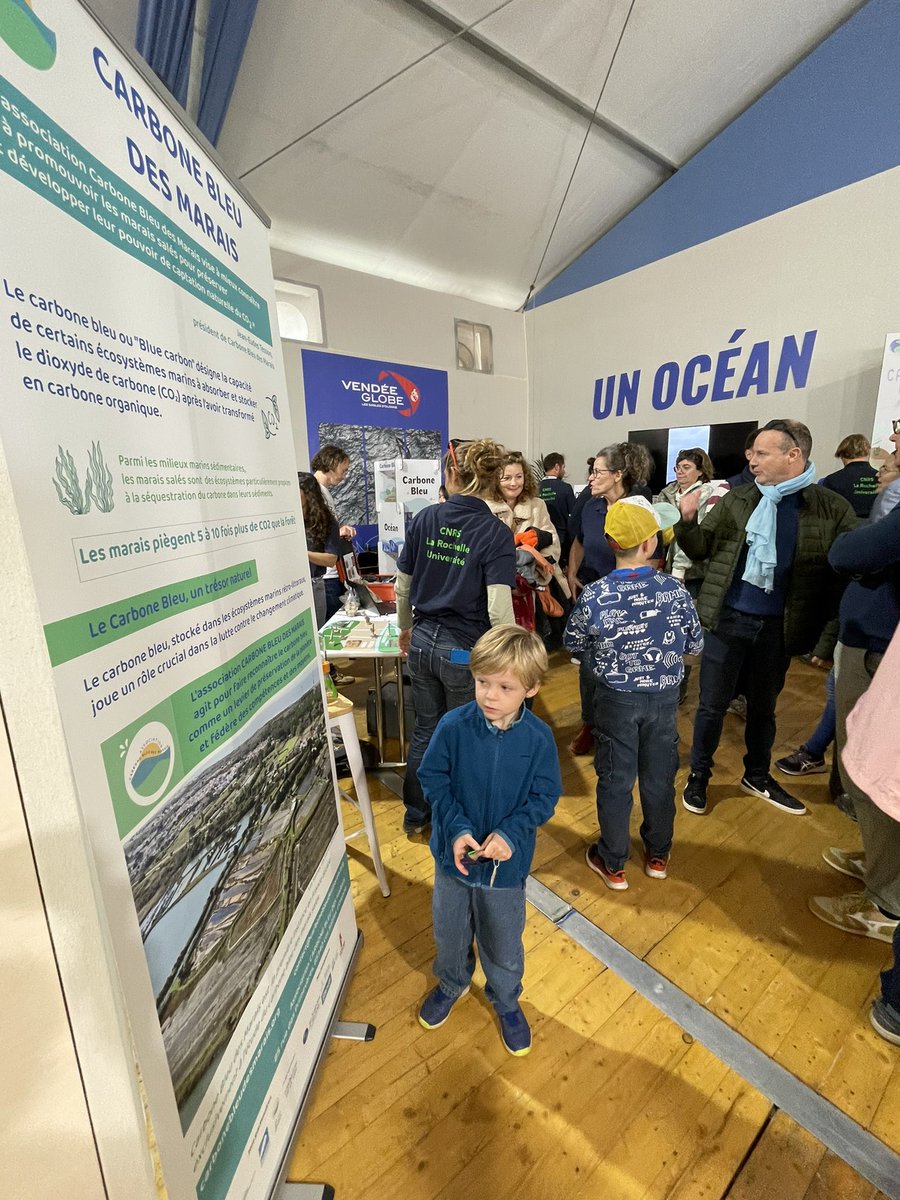 LIENSsCNRSULR's tweet photo. Les chercheurs @LIENSsCNRSULR au @VendeeGlobe pour parler 🧪#CarboneBleu 💙 #biodiversité 🌾🦩🍃
Jusqu’à demain avec Carbone Bleu des Marais @LesSalines https://t.co/Qzu0KgFU9X