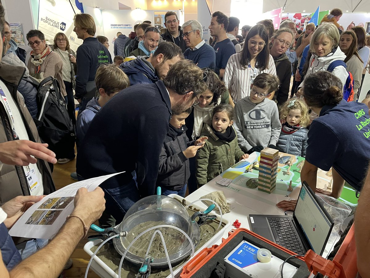 LIENSsCNRSULR's tweet photo. Les chercheurs @LIENSsCNRSULR au @VendeeGlobe pour parler 🧪#CarboneBleu 💙 #biodiversité 🌾🦩🍃
Jusqu’à demain avec Carbone Bleu des Marais @LesSalines https://t.co/Qzu0KgFU9X
